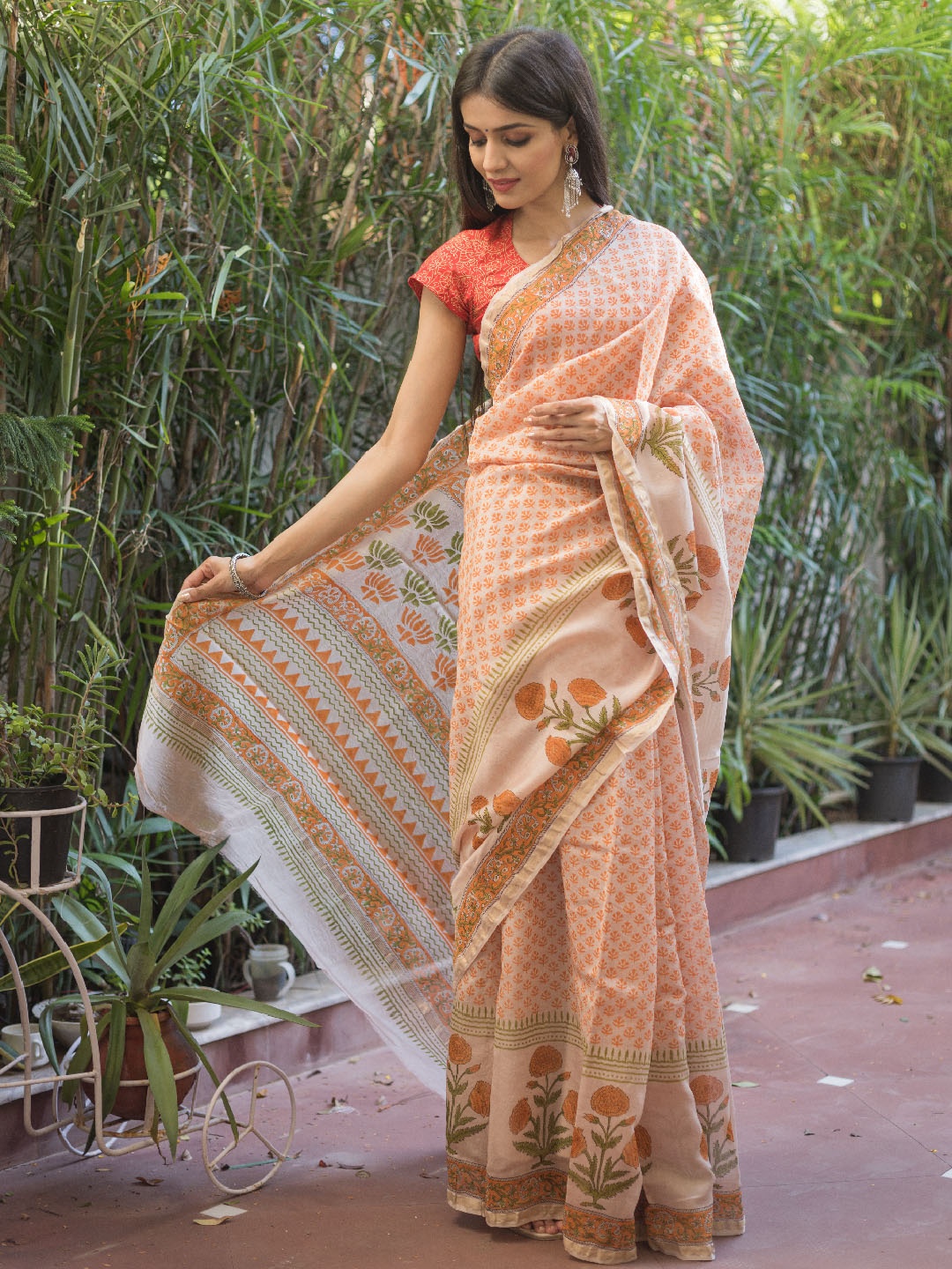 

ArtiZenWeaves Floral Pure Silk Saree, Cream