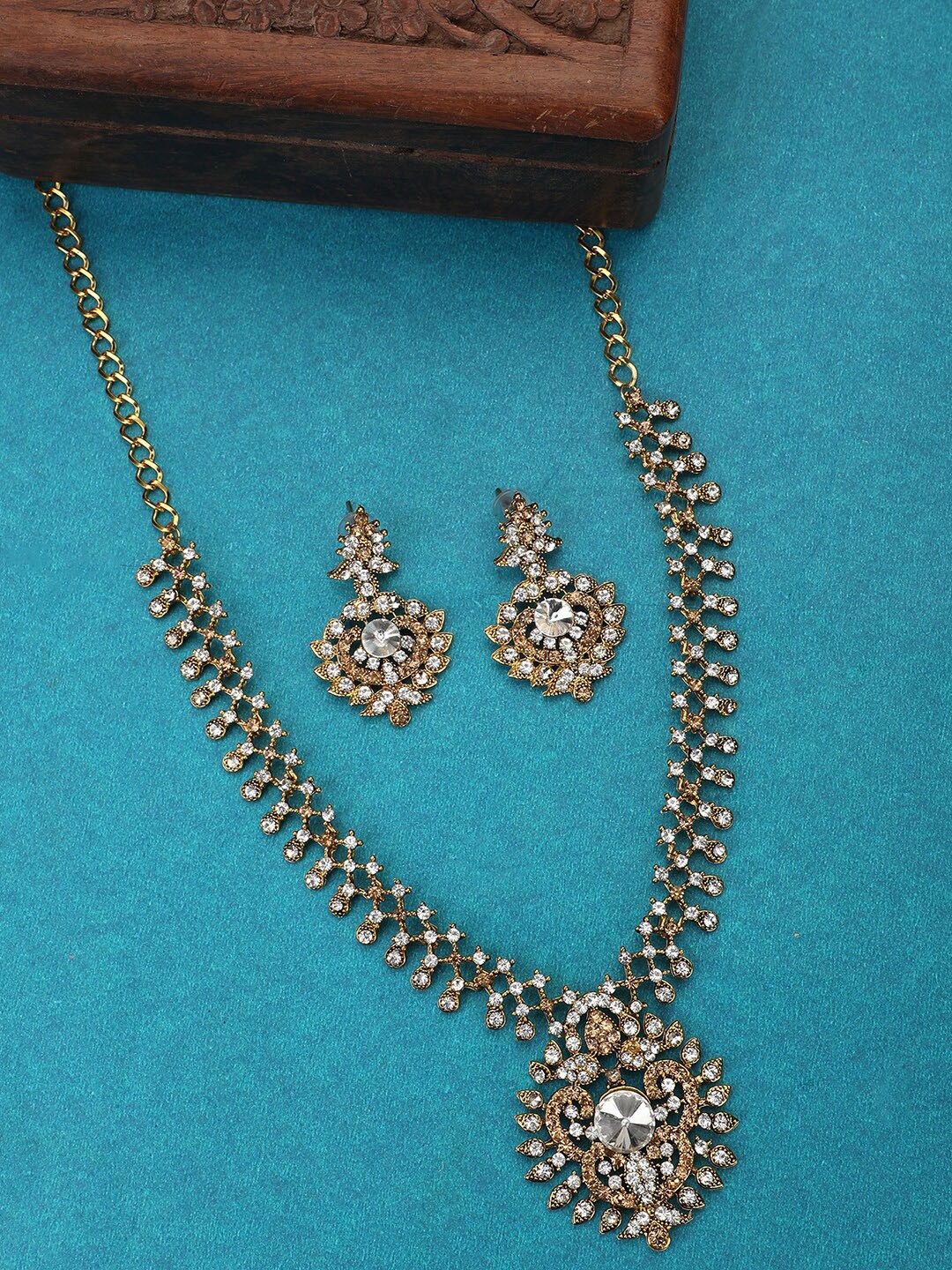 

ANIKAS CREATION Gold-Plated White Stone-Studded & Beaded Jewellery Set