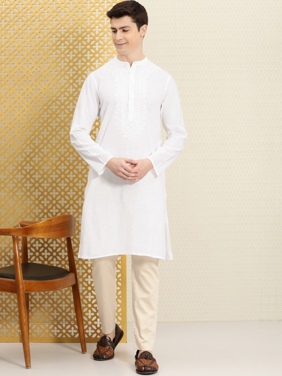 

House of Pataudi Men Chikankari Embroidered Jashn Kurta, White