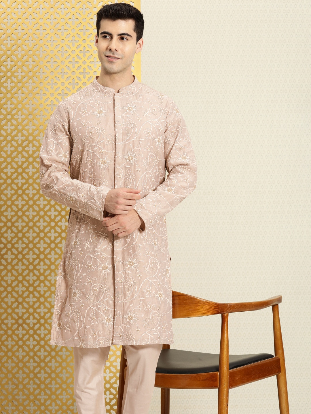 

House of Pataudi Men Floral Embroidered Regular Thread Work Jashn Kurta with Churidar, Mauve