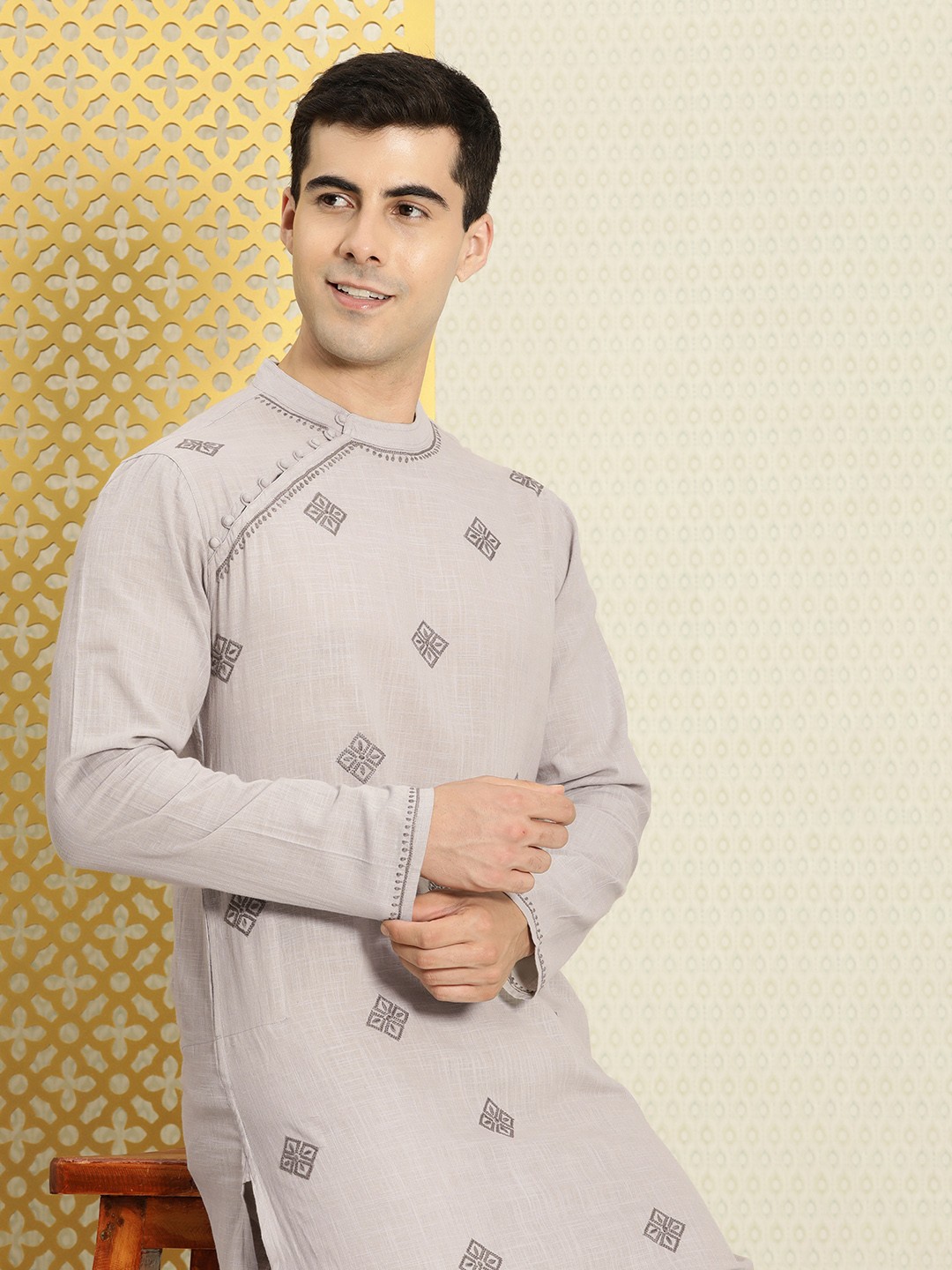 

House of Pataudi Men Pure Cotton Ethnic Motifs Embroidered Jashn Kurta, Grey