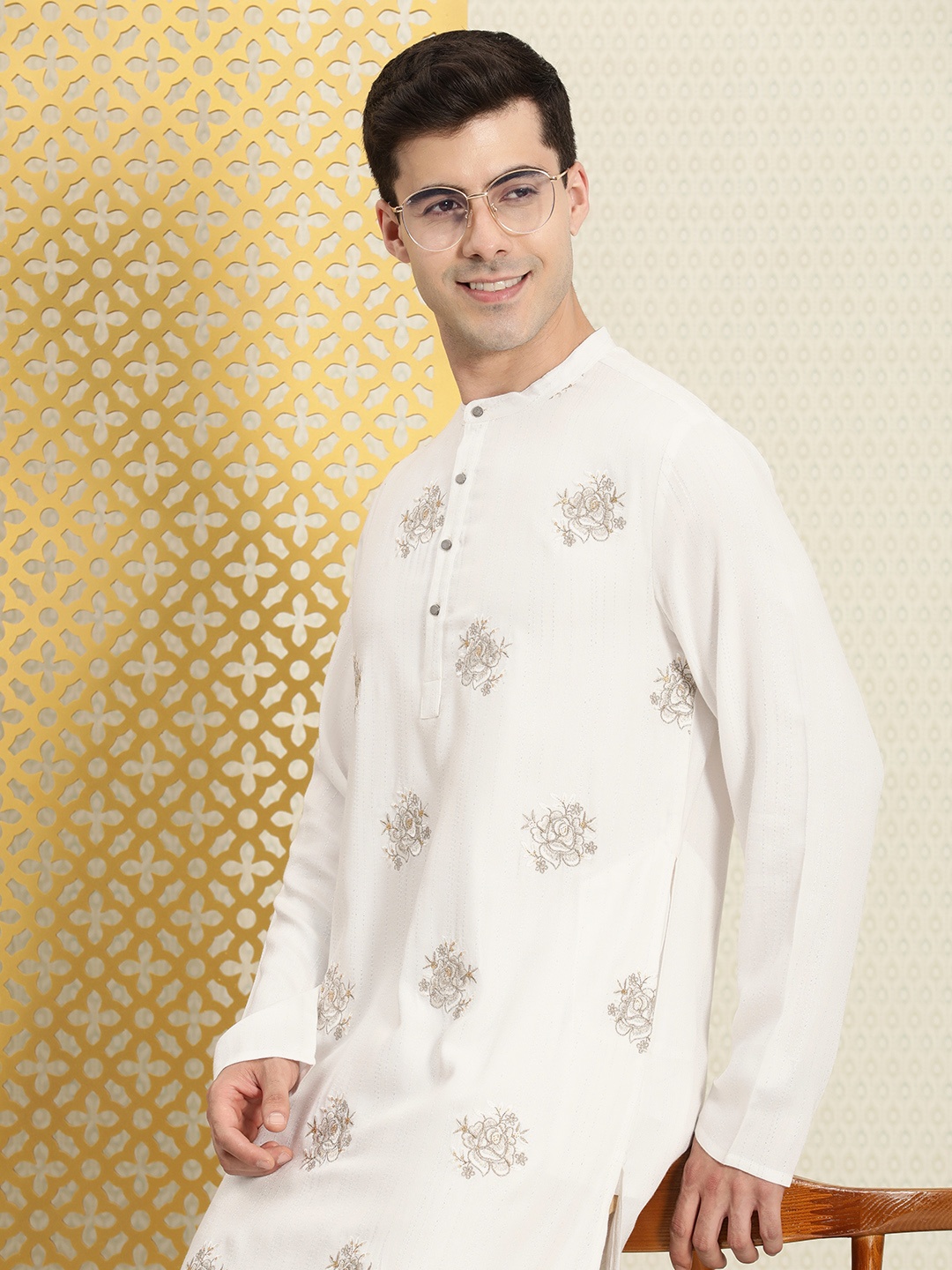 

House of Pataudi Jashn Sequined Zari Work Embroidered Floral Kurta, White