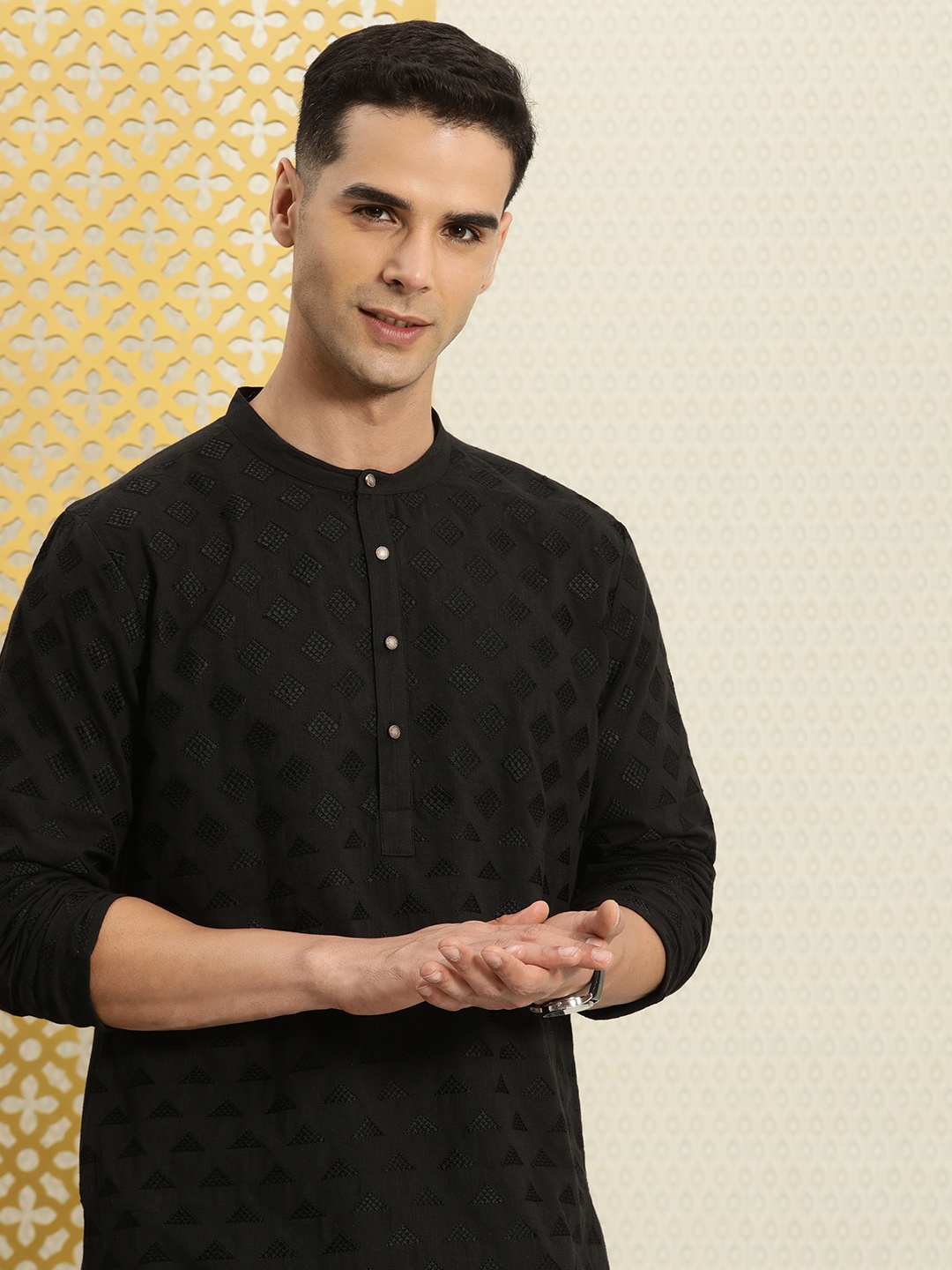 

House of Pataudi Men Jashn Thread Work Embroidered Kurta with Pyjama, Black