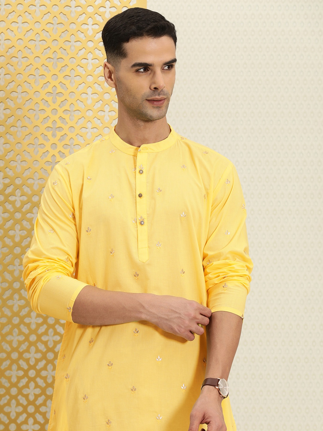 

House of Pataudi Men Floral Embroidered Thread Work Jashn Kurta, Yellow