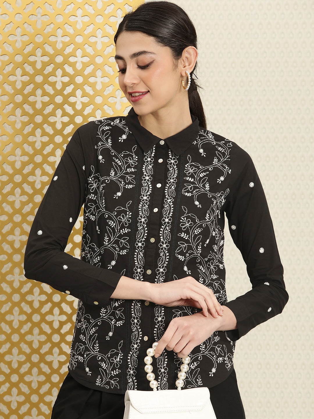 

House of Pataudi Women Pure Cotton Floral Chikankari Embroidered Jashn Shirt, Black