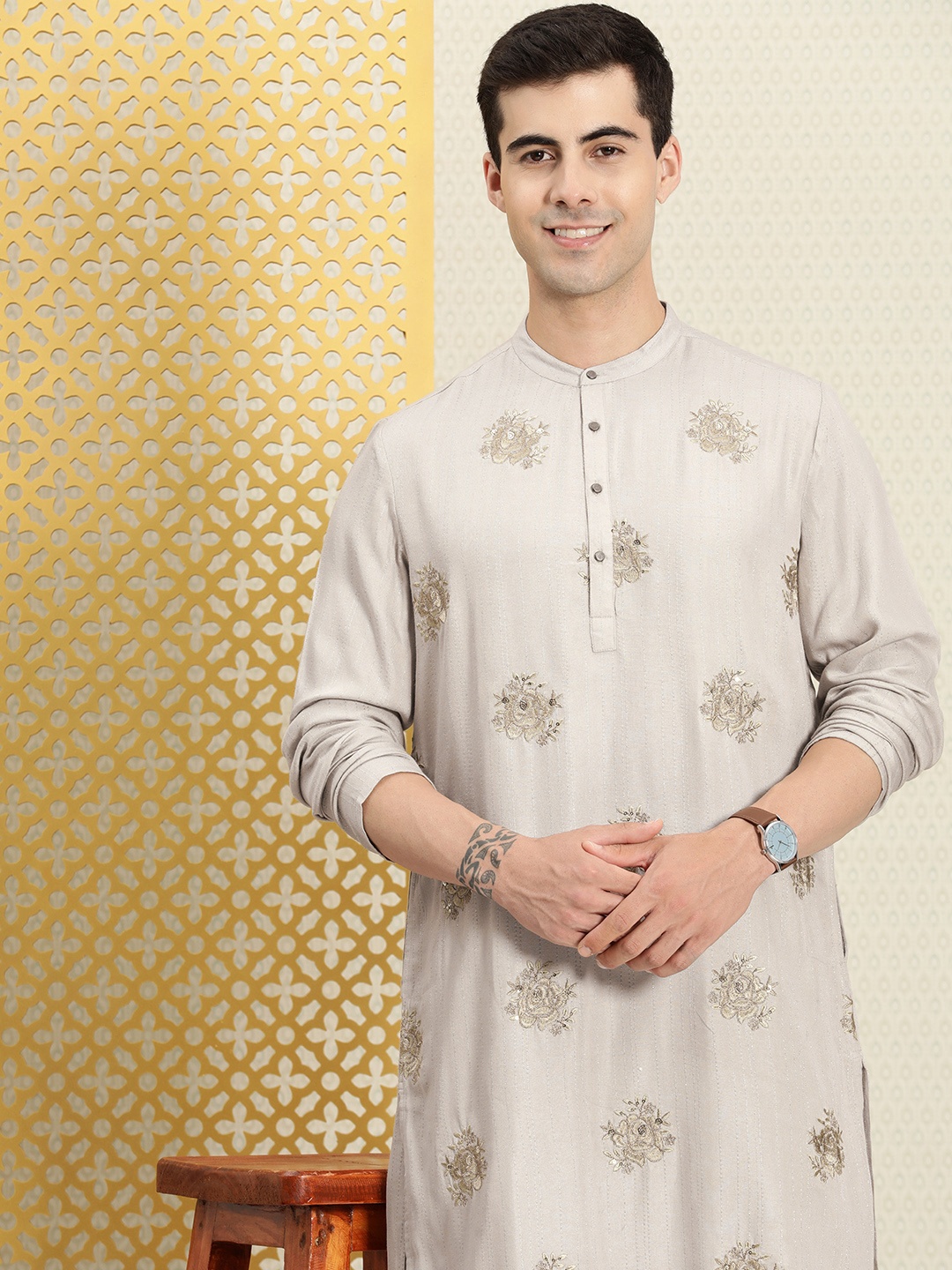 

House of Pataudi Men Floral Embroidered Thread Work Jashn Kurta, Grey