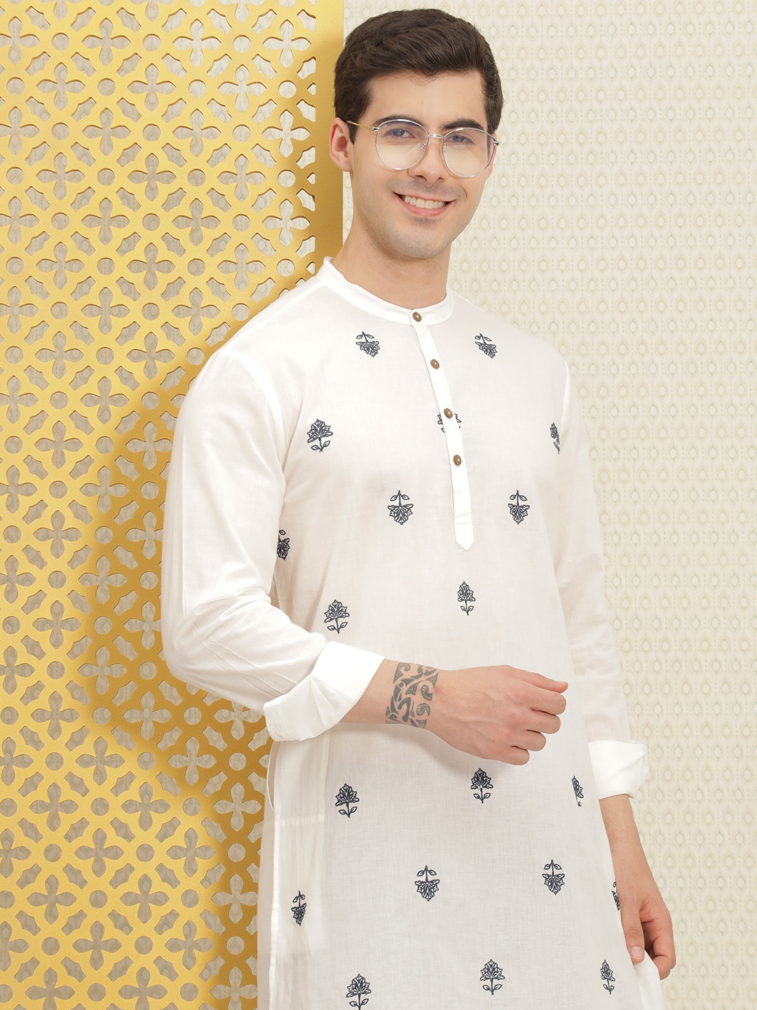 

House of Pataudi Jashn Pure Cotton Floral Embroidered Thread Work Kurta, White