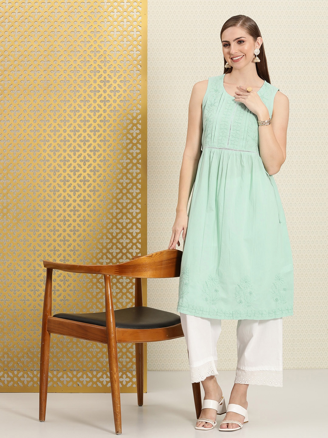 

House of Pataudi Jashn Pure Cotton Floral Chikankari Embroidered Kurta, Green