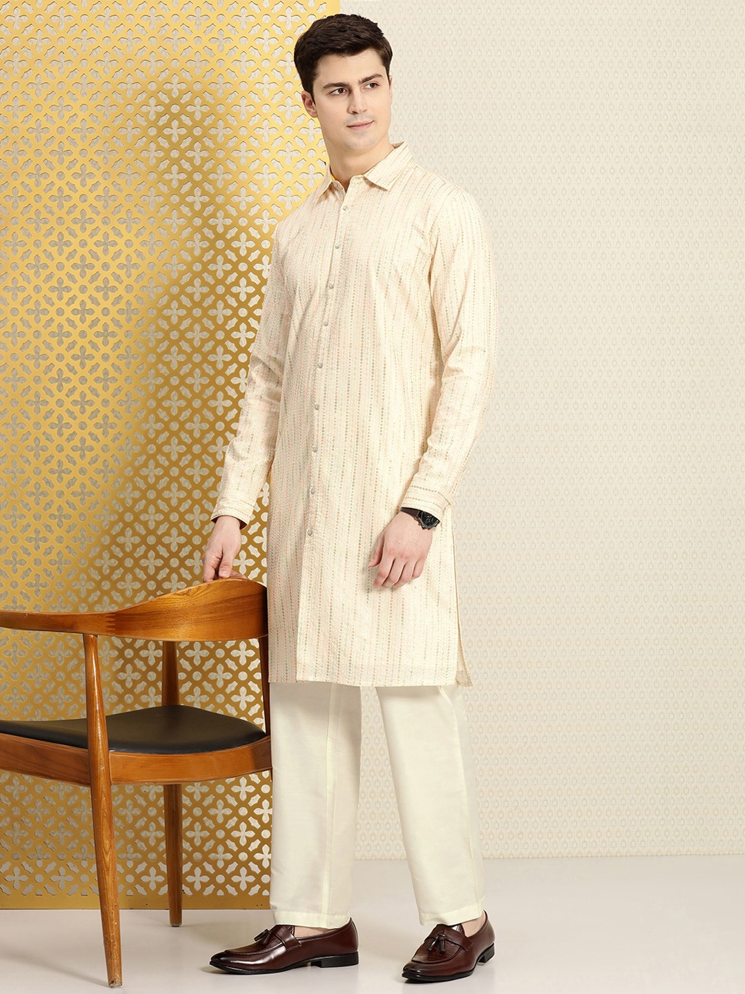 

House of Pataudi Men Jashn Embroidered Sequinned Pure Cotton Kurta with Trousers, Off white