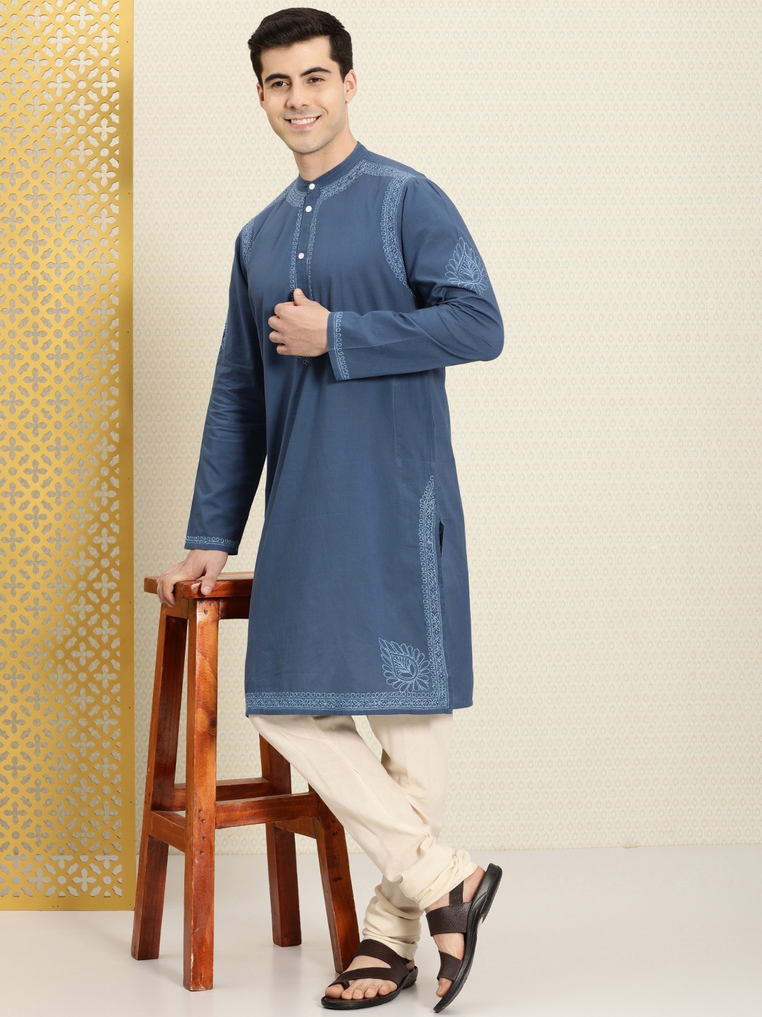 

House of Pataudi Men Pure Cotton Chikankari Embroidered Rozana Kurta, Navy blue