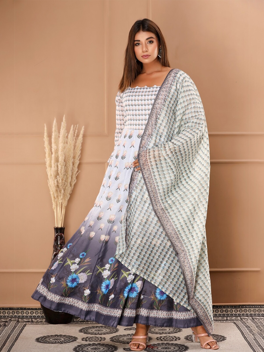 

IRIDAA JAIPUR Women Grey Floral Printed Floral Anarkali Kurta With Dupatta