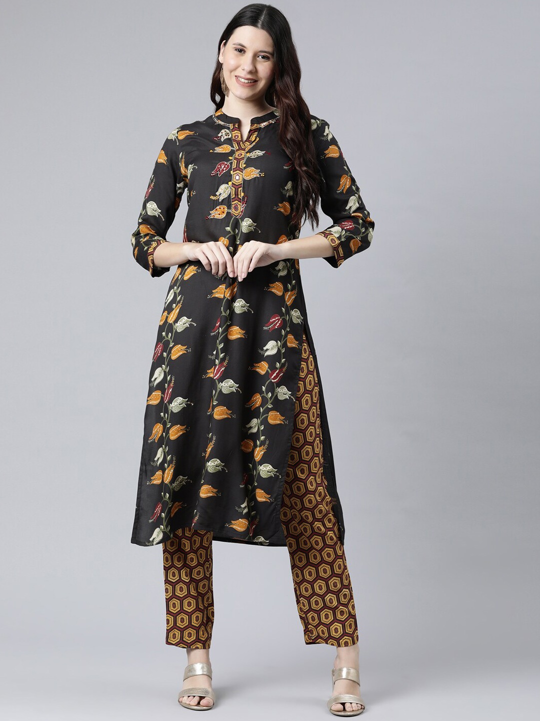 

Neerus Women Black Cotton Floral Printed Kurta