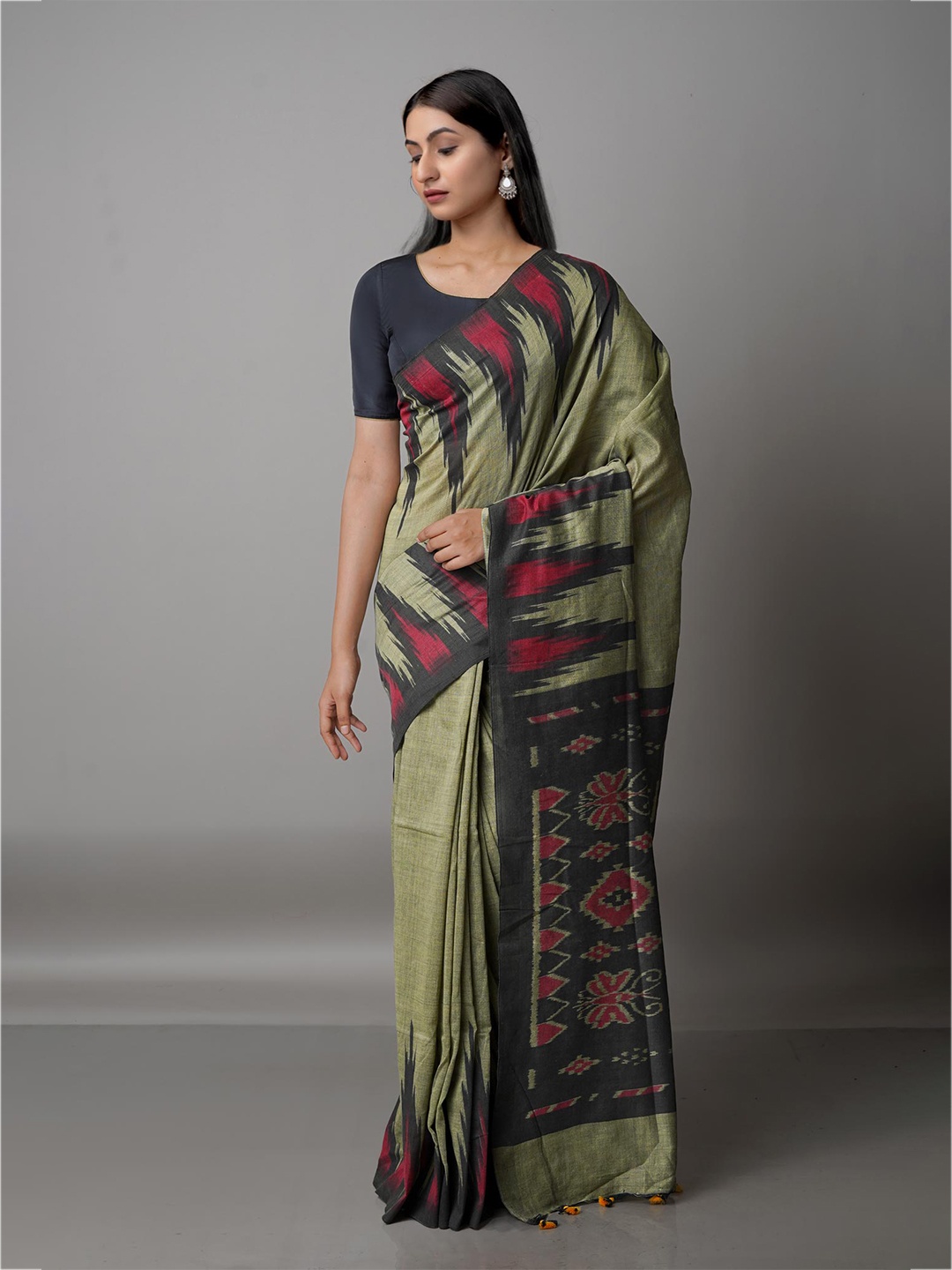

Unnati Silks Grey & Red Silk Cotton Jamdani Saree