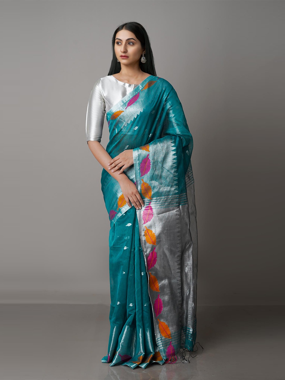 

Unnati Silks Green & Silver-Toned Ethnic Motifs Zari Silk Cotton Jamdani Saree
