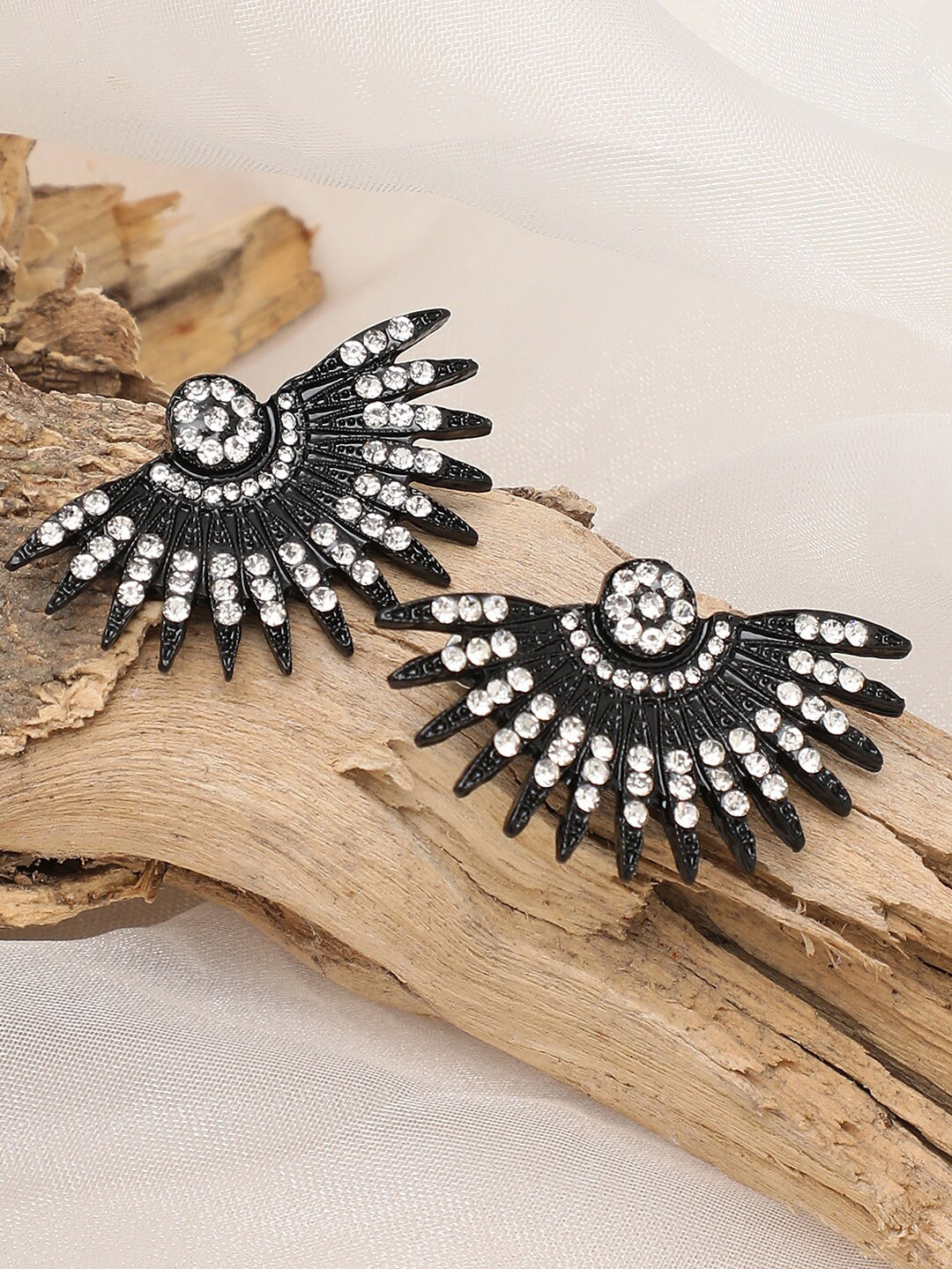 

SOHI Black & White Floral Gold Plated Studs Earrings