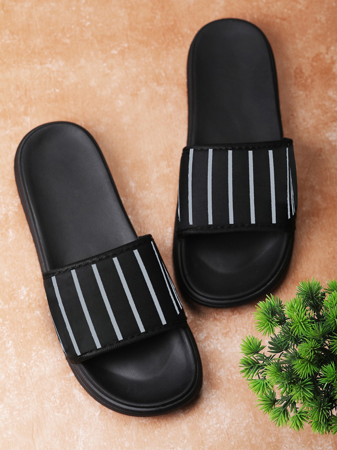 

Footox Men Black & Grey Printed Sliders