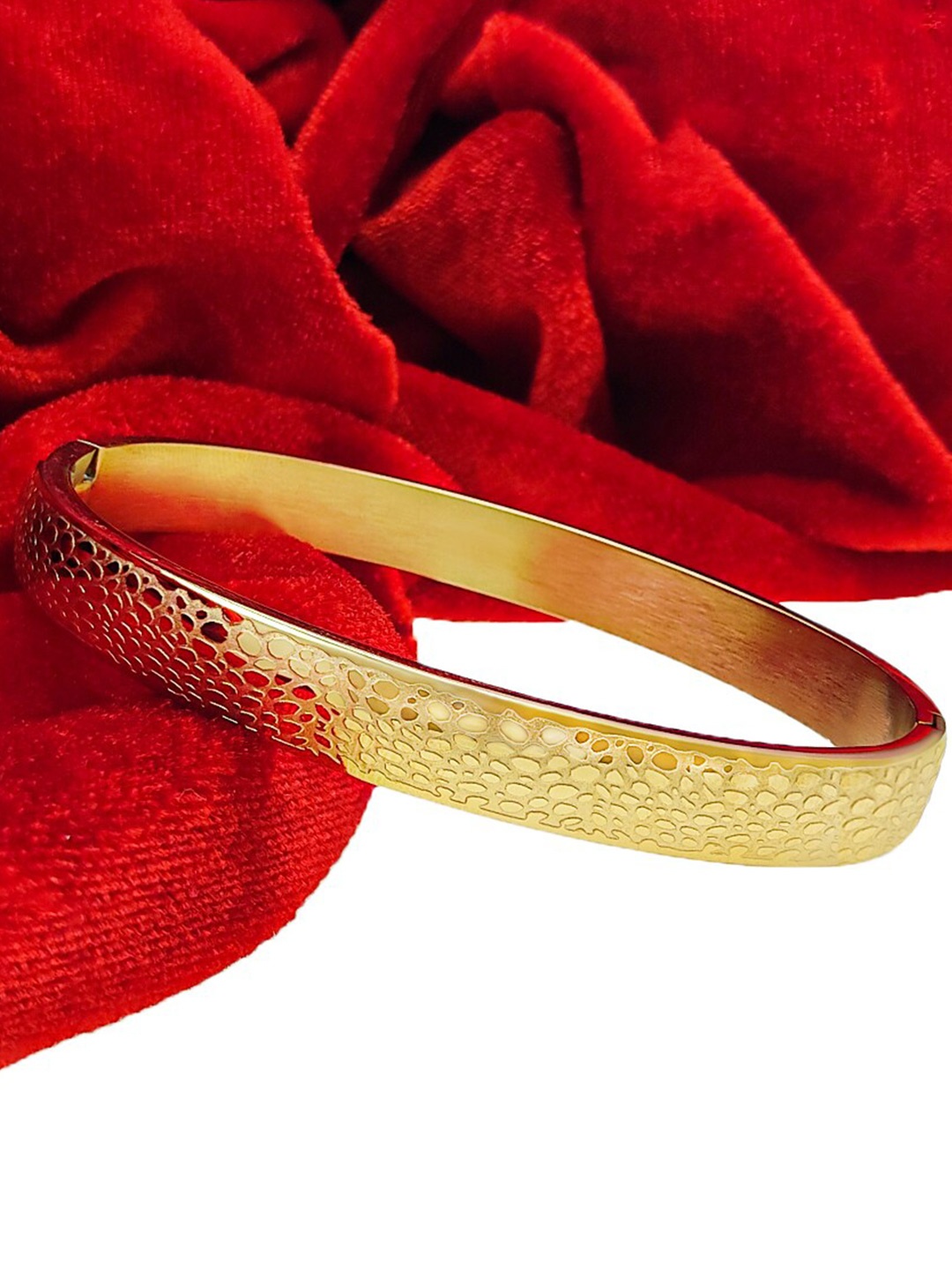 

Saizen Unisex Gold-Toned Gold-Plated Kada Bracelet