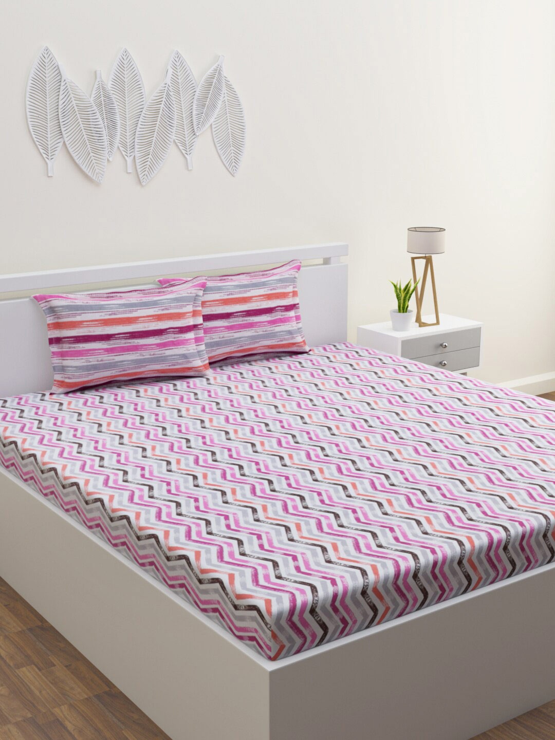 

HOME AFFAIRS Magenta & White Geometric 144 TC Pure Cotton Queen Bedsheet &2 Pillow Covers