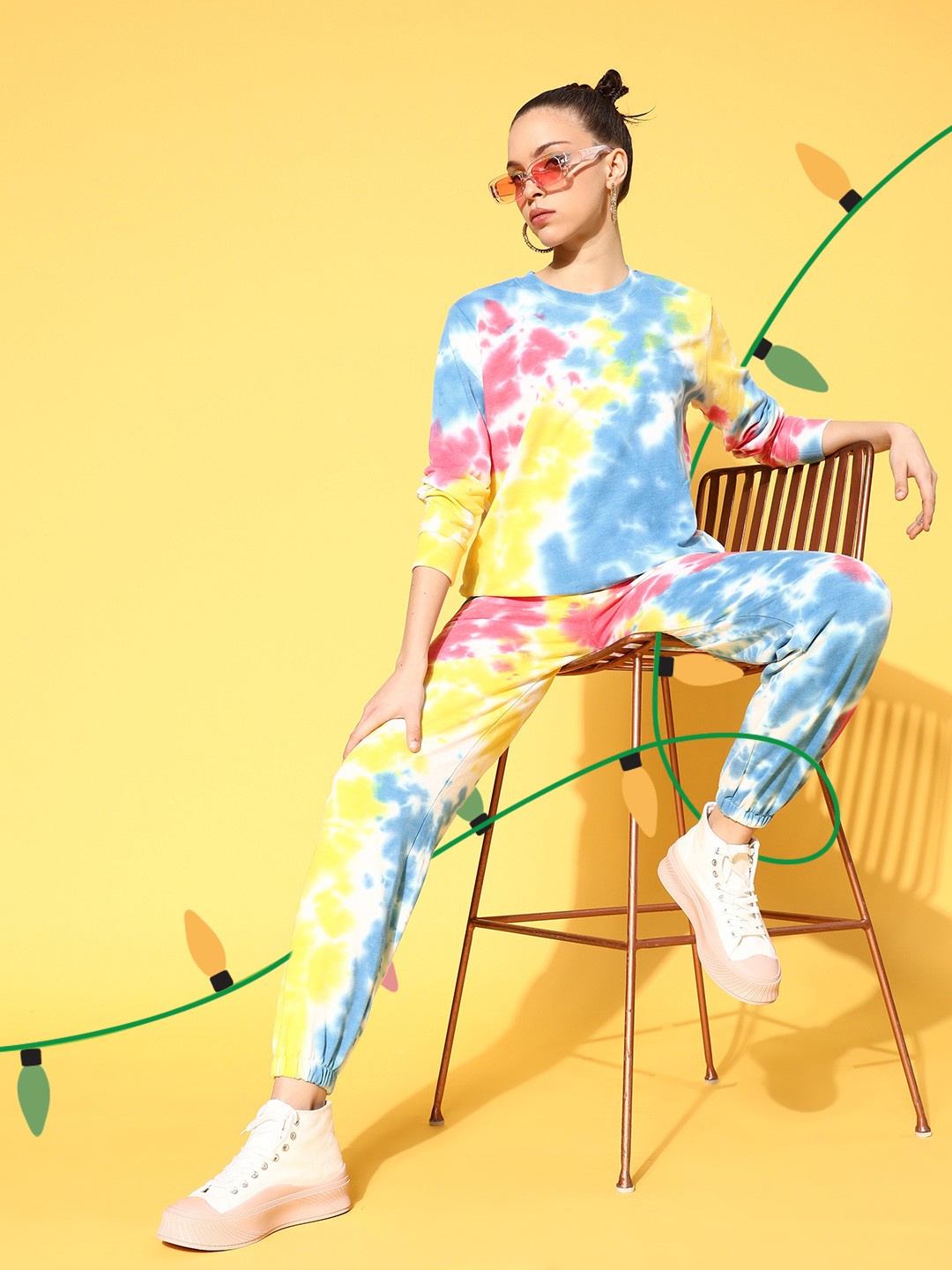 

SASSAFRAS Women Blue & Pink Dyed Sweatshirt With Joggers