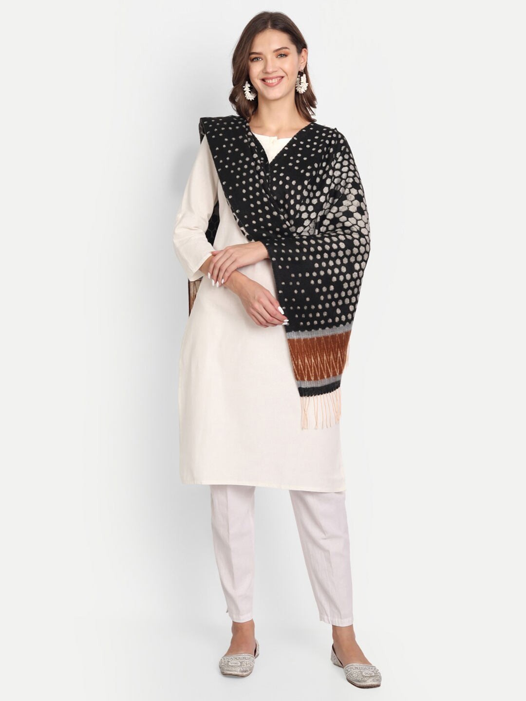 

HK colours of fashion Women Black & Grey Printed Stole