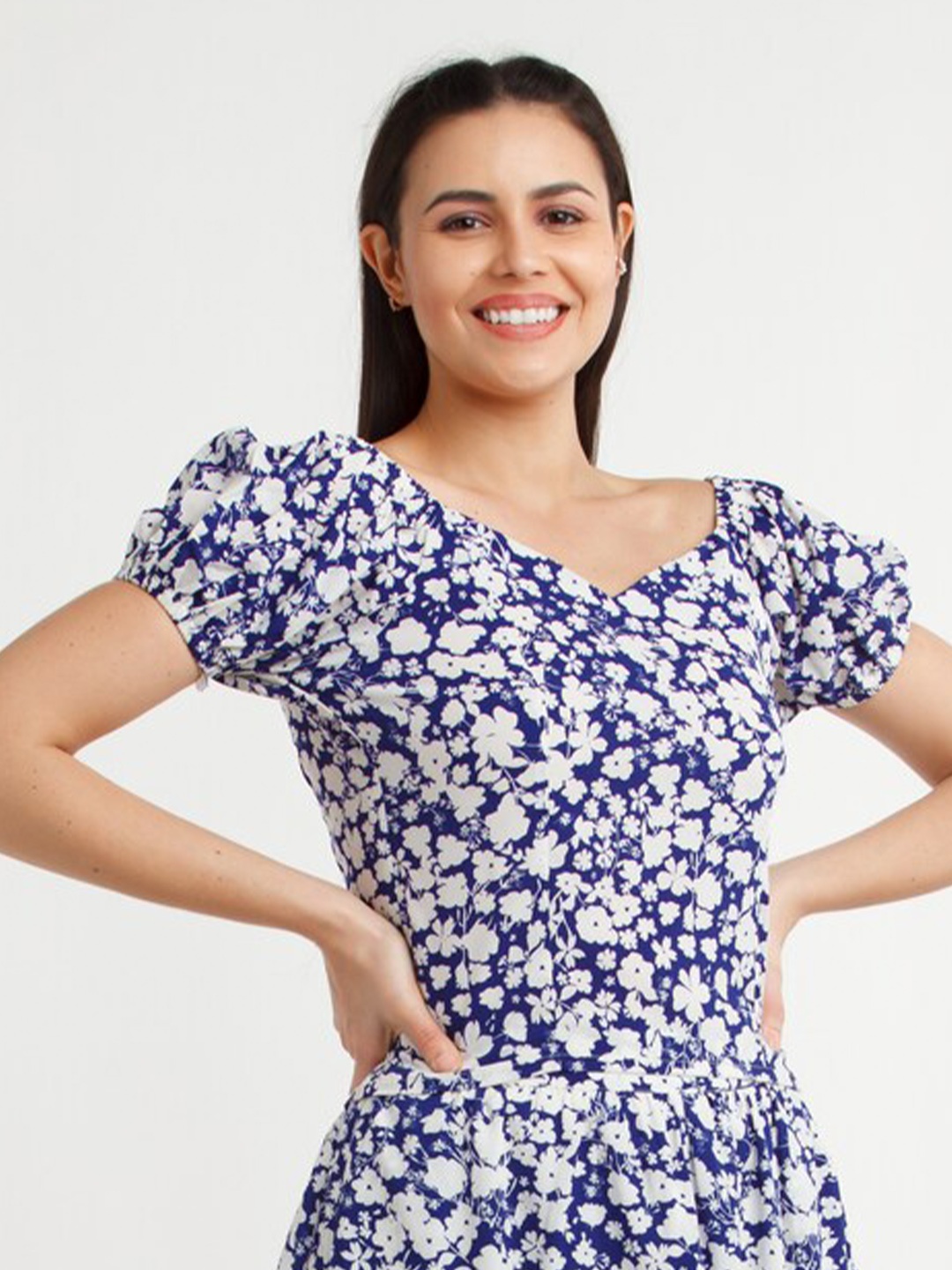 

Zink London Women Blue & White Floral Printed Sweetheart Neck Top