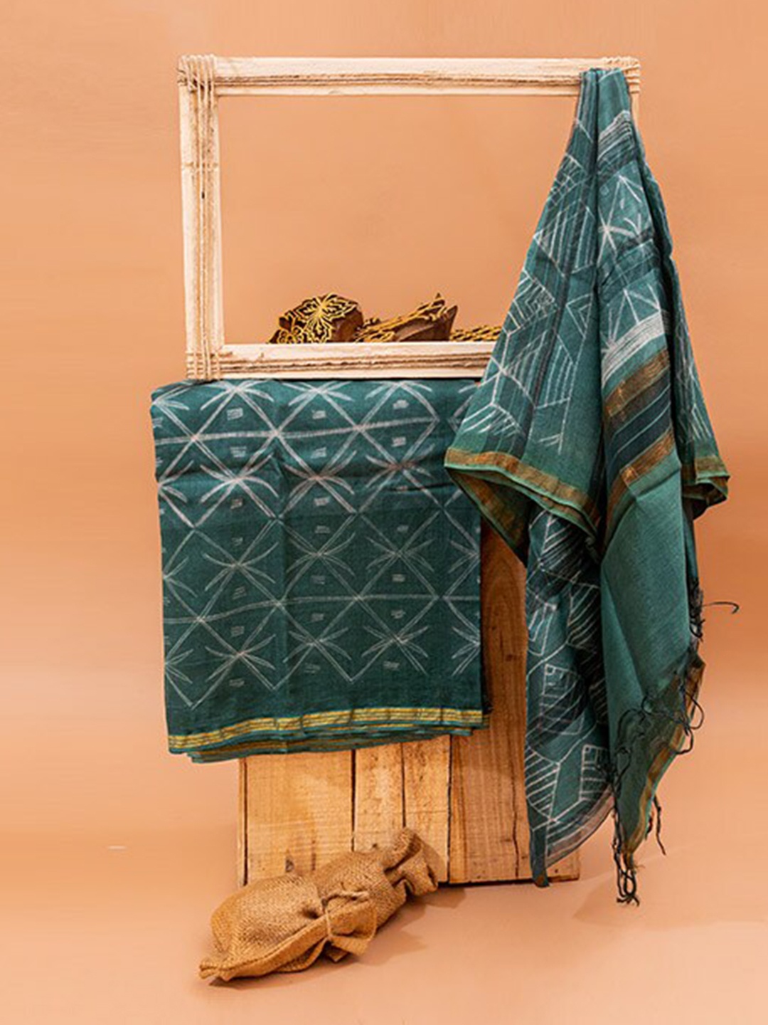 

ArtiZenWeaves Women 3 Piece Green & White Dyed Pure Silk Unstitched Dress Material
