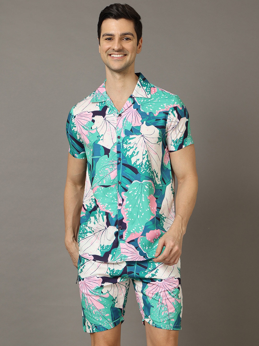 

Bushirt Men Green & Pink Printed Nightsuit