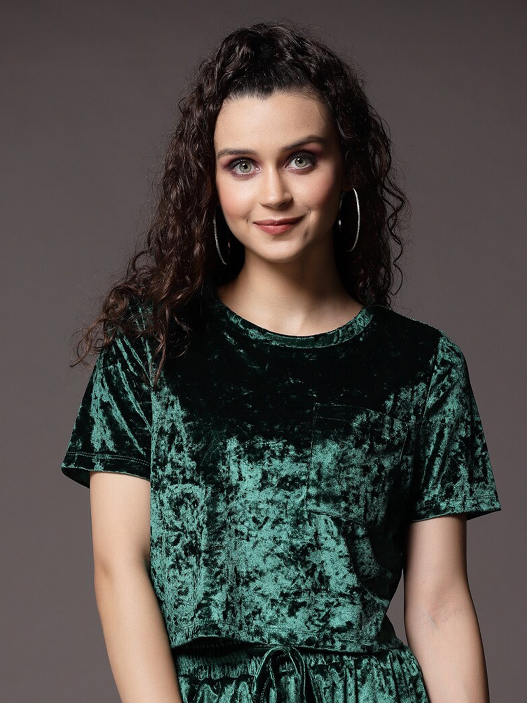 

KASSUALLY Green Round Neck Velvet Top