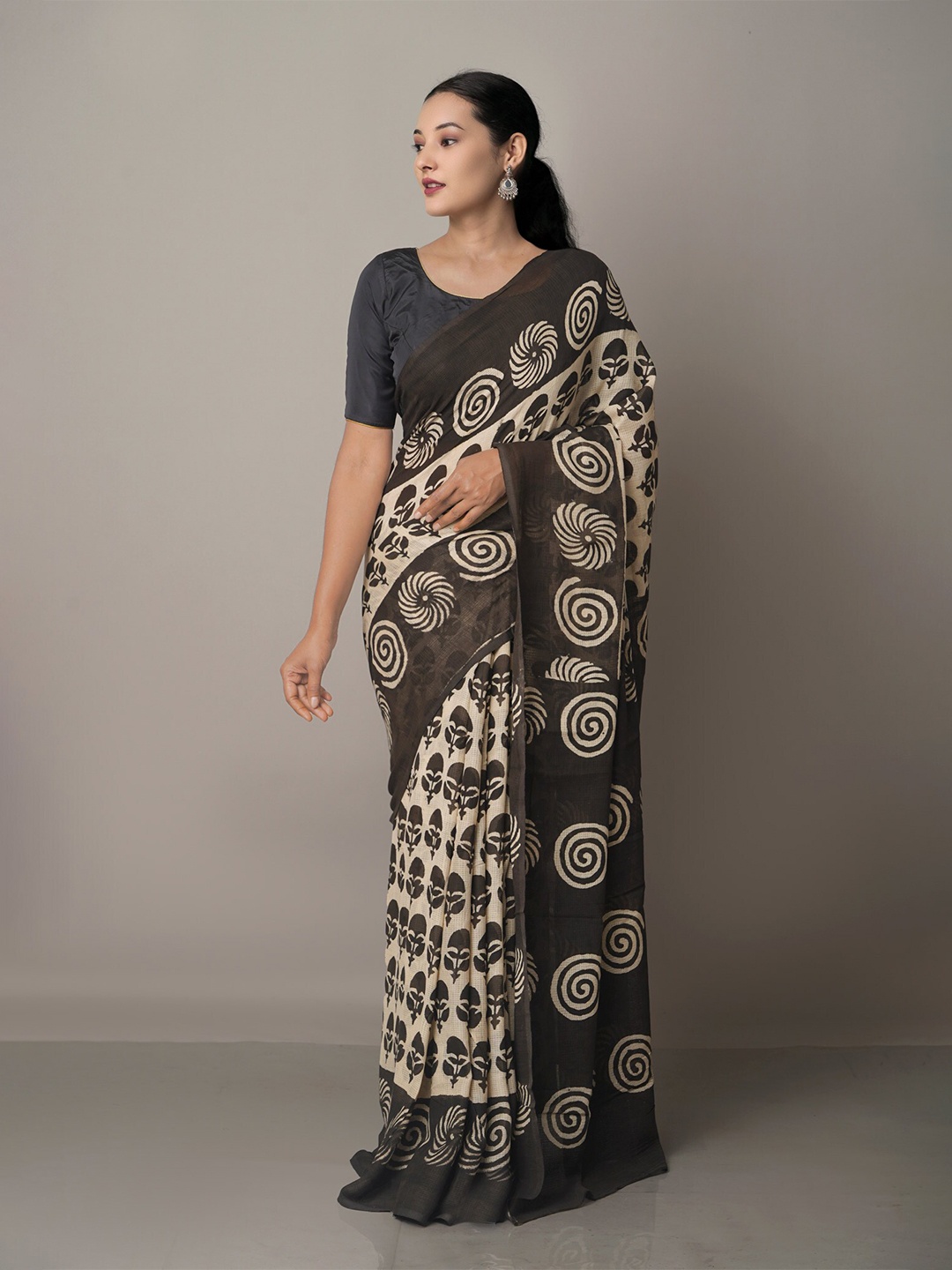 

Unnati Silks Black & Cream-Coloured Floral Pure Cotton Bagru Saree