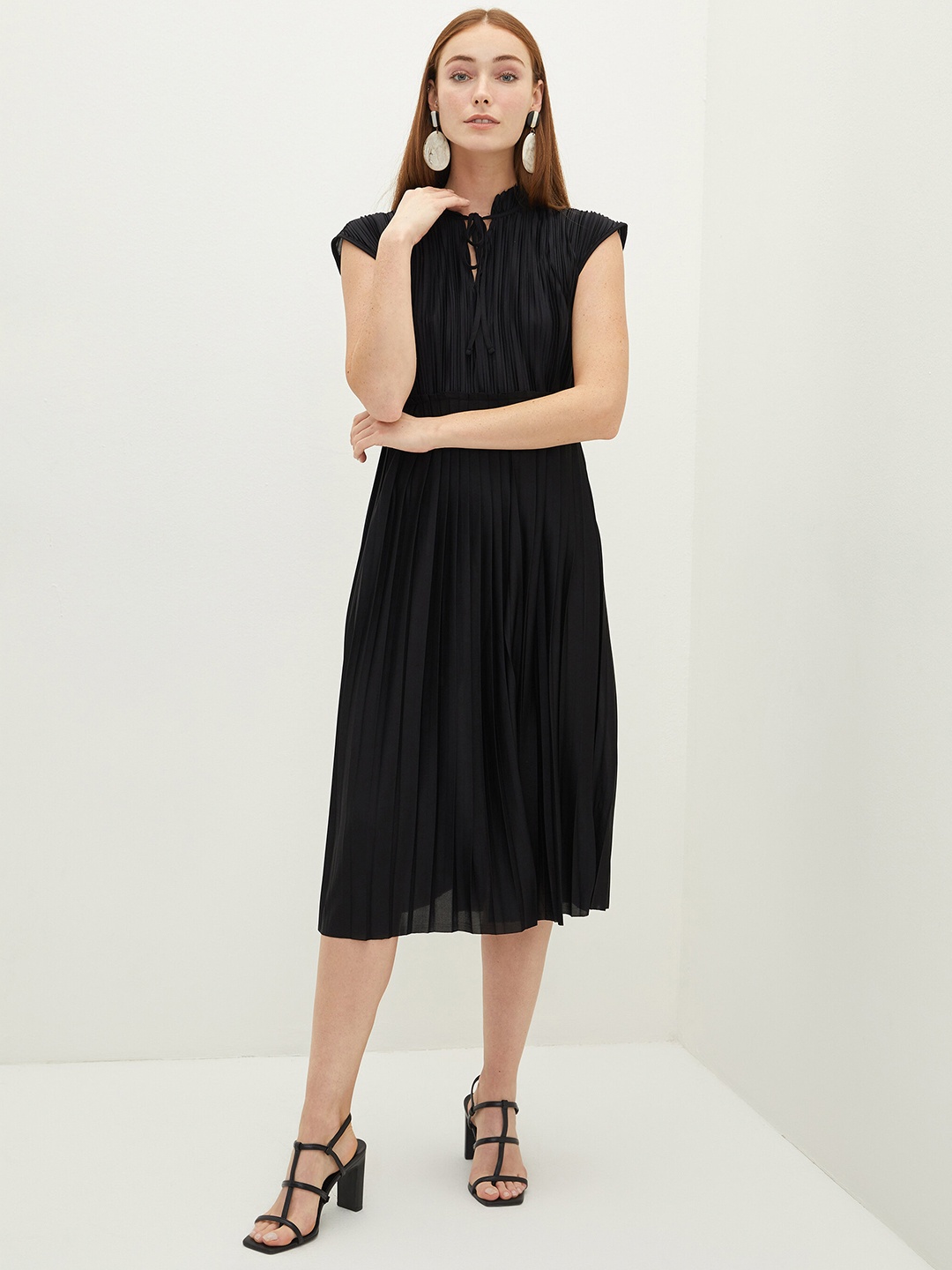 

LC Waikiki Black Solid Accordion Pleats Tie-Up Neck Midi Dress