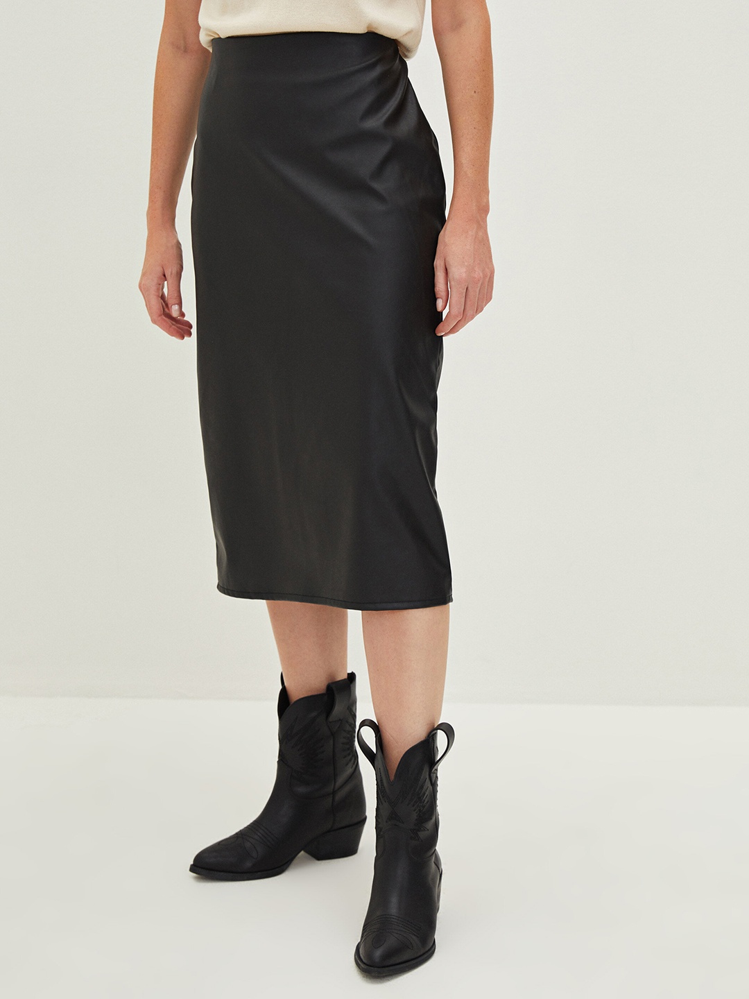 

LC Waikiki Black Solid High Waist Slim Fit Faux Leather Pencil Skirt
