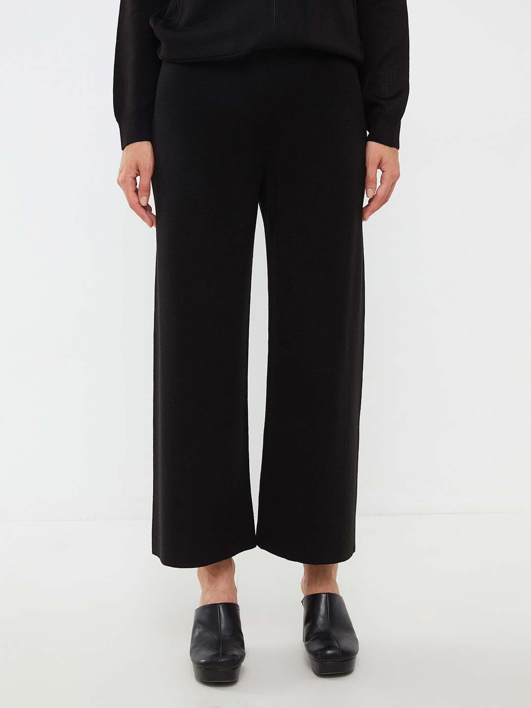 

LC Waikiki Women Black Acrylic Knitted Straight Fit Trousers