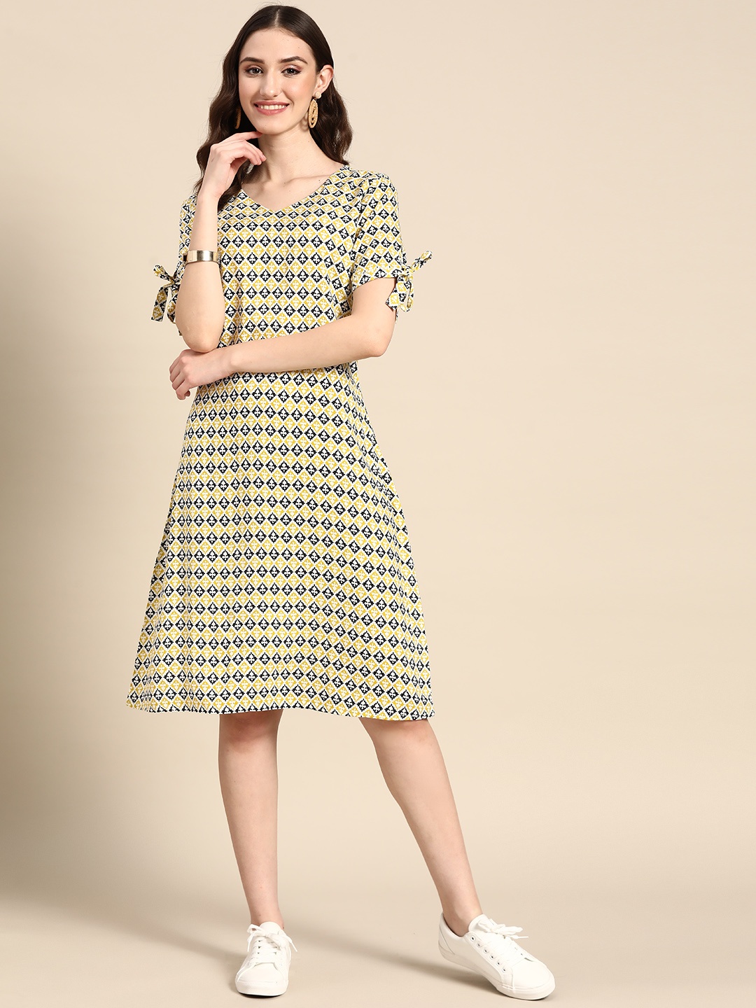

Sangria Ethnic Motifs A-Line Tie-Up Sleeves Dress, White