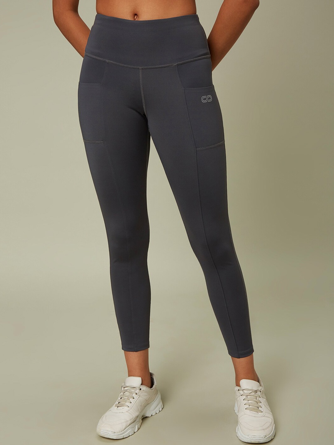 

Silvertraq Women Grey Solid Skinny-Fit Evolve Tights