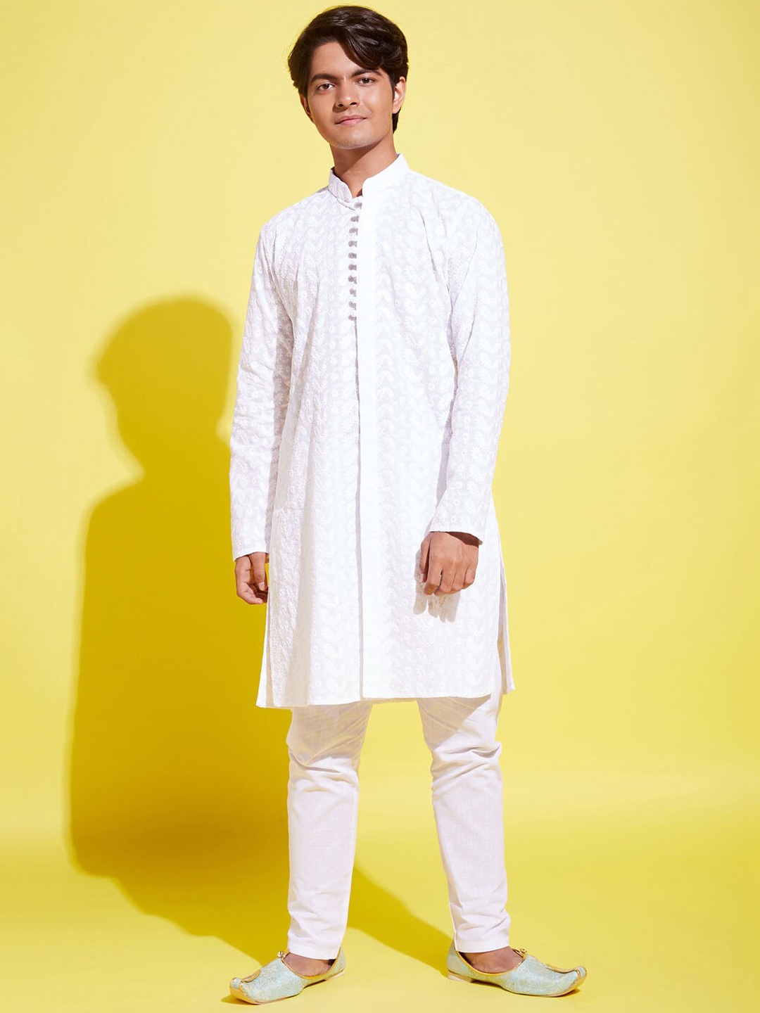 

VASTRAMAY Boys White Paisley Embroidered Chikankari Pure Cotton Kurta with Pyjamas
