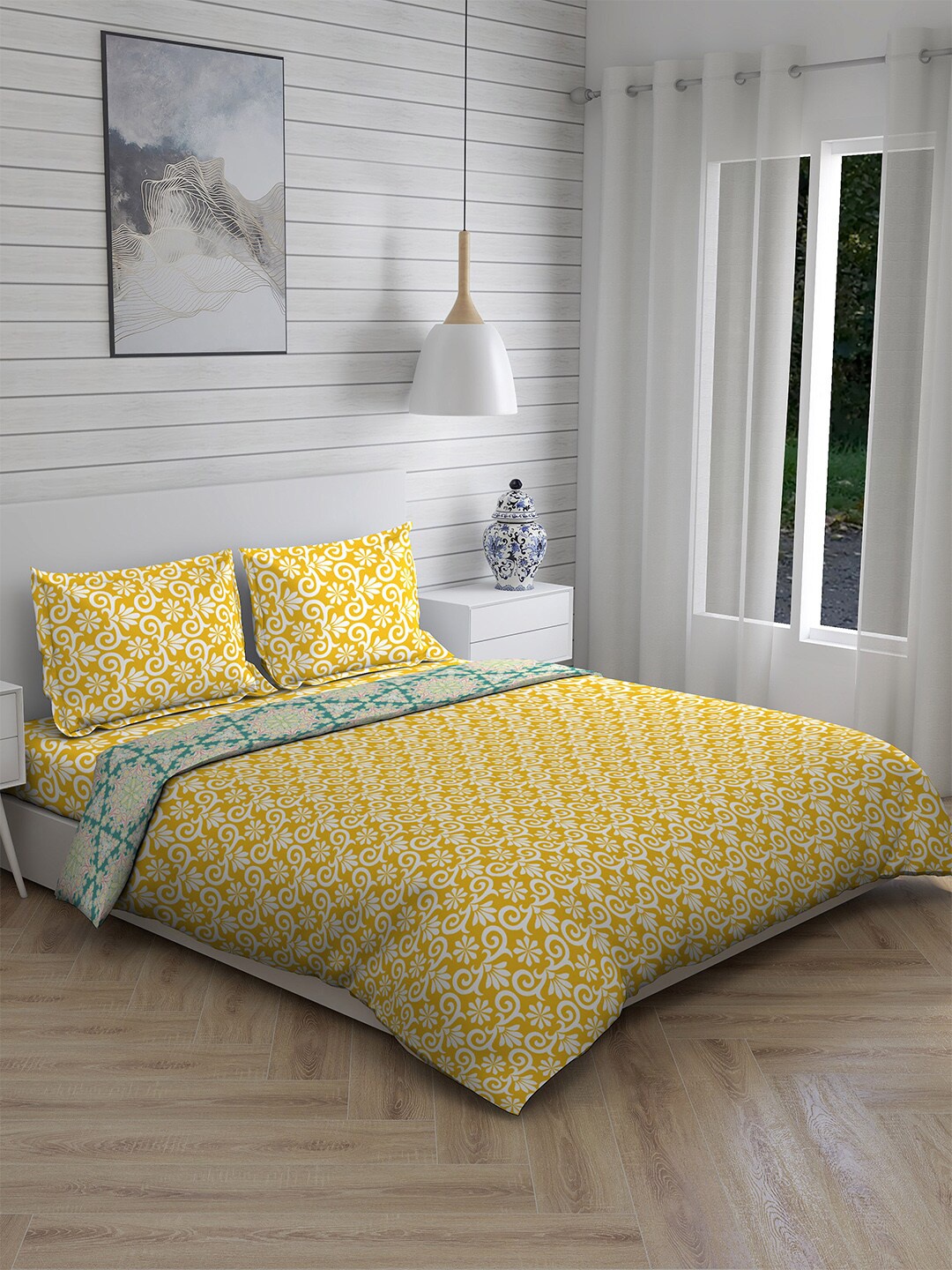 

Layers Yellow & White Printed 110 TC Double King Bedding Set With Comforter