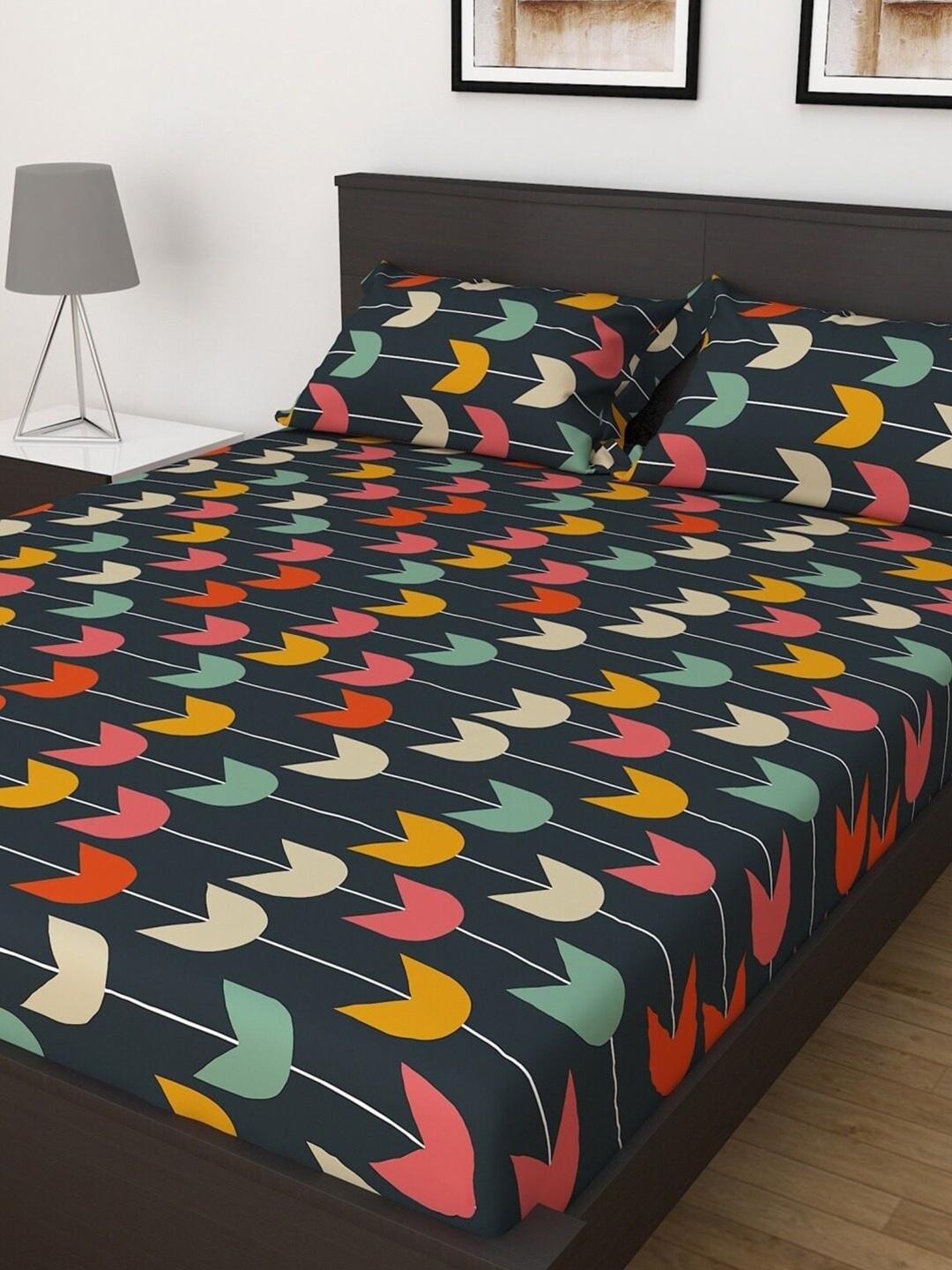 

Clasiko Black & Red Printed 144 TC Queen Bedsheet with 2 Pillow Covers