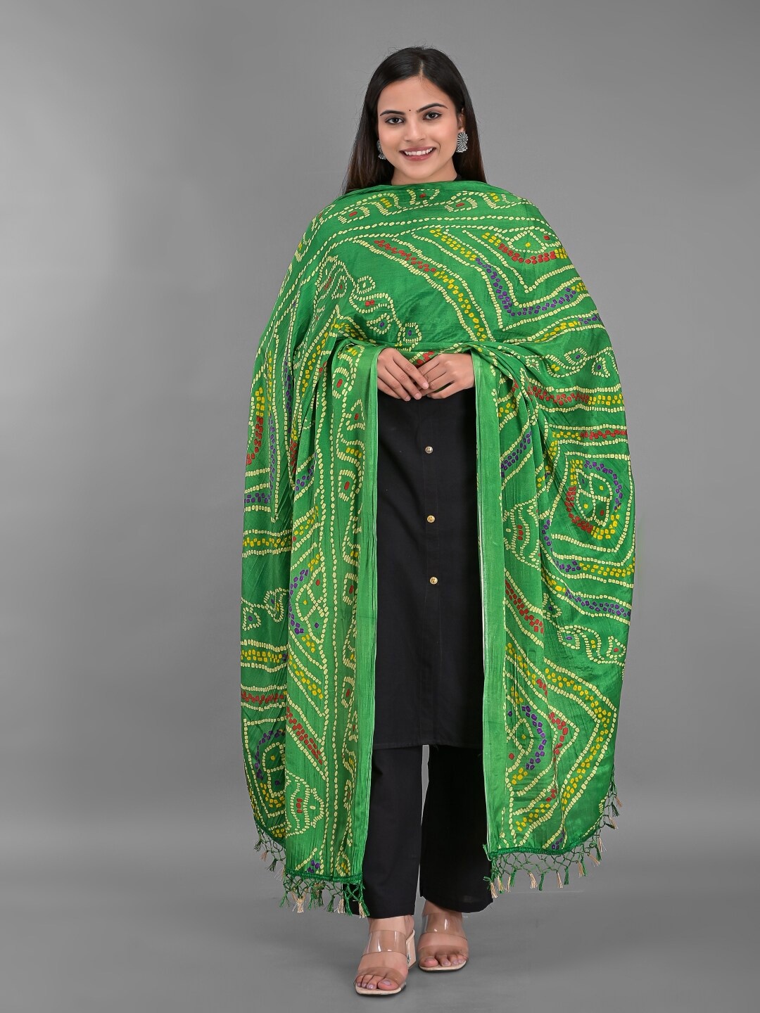 

Apratim Green & White Printed Bandhani Dupatta