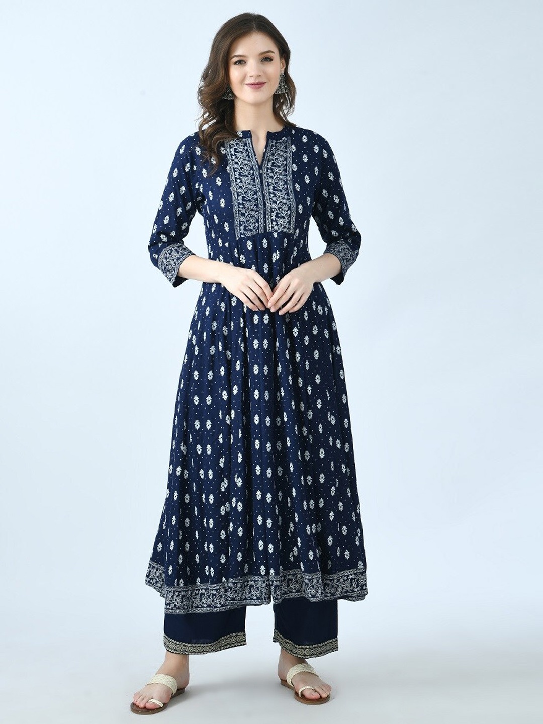 

MAFE Women Blue Floral Printed Kurta with Palazzos