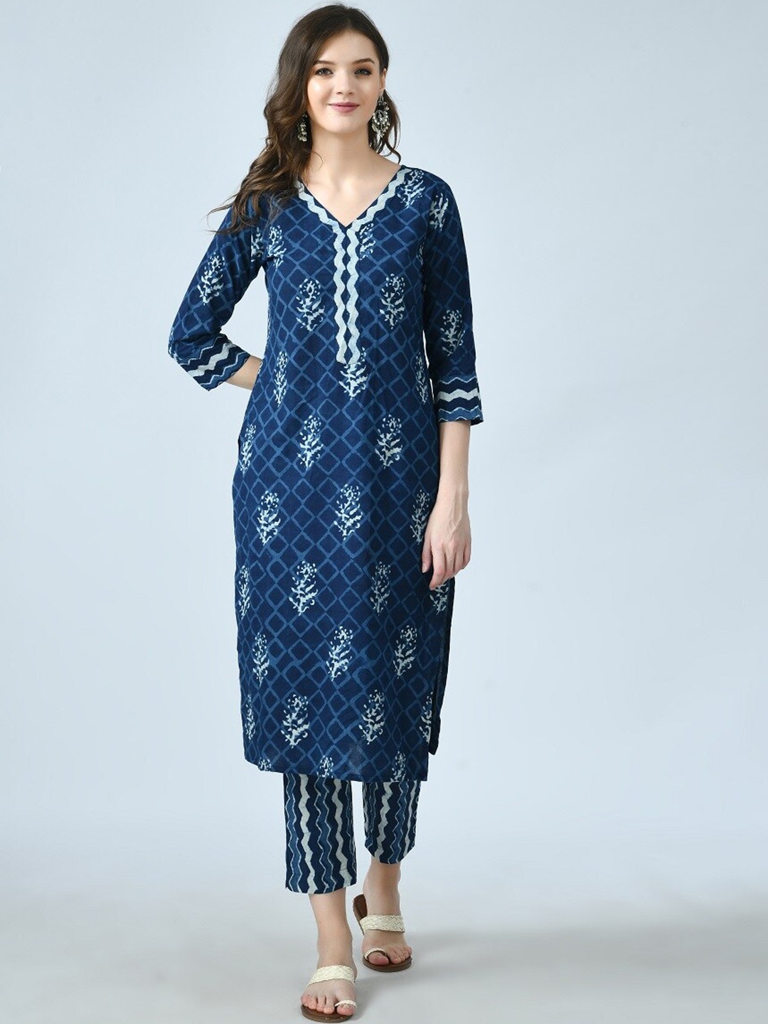 

MAFE Women Blue Floral Printed Pure Cotton Kurta with Trousers & With Dupatta