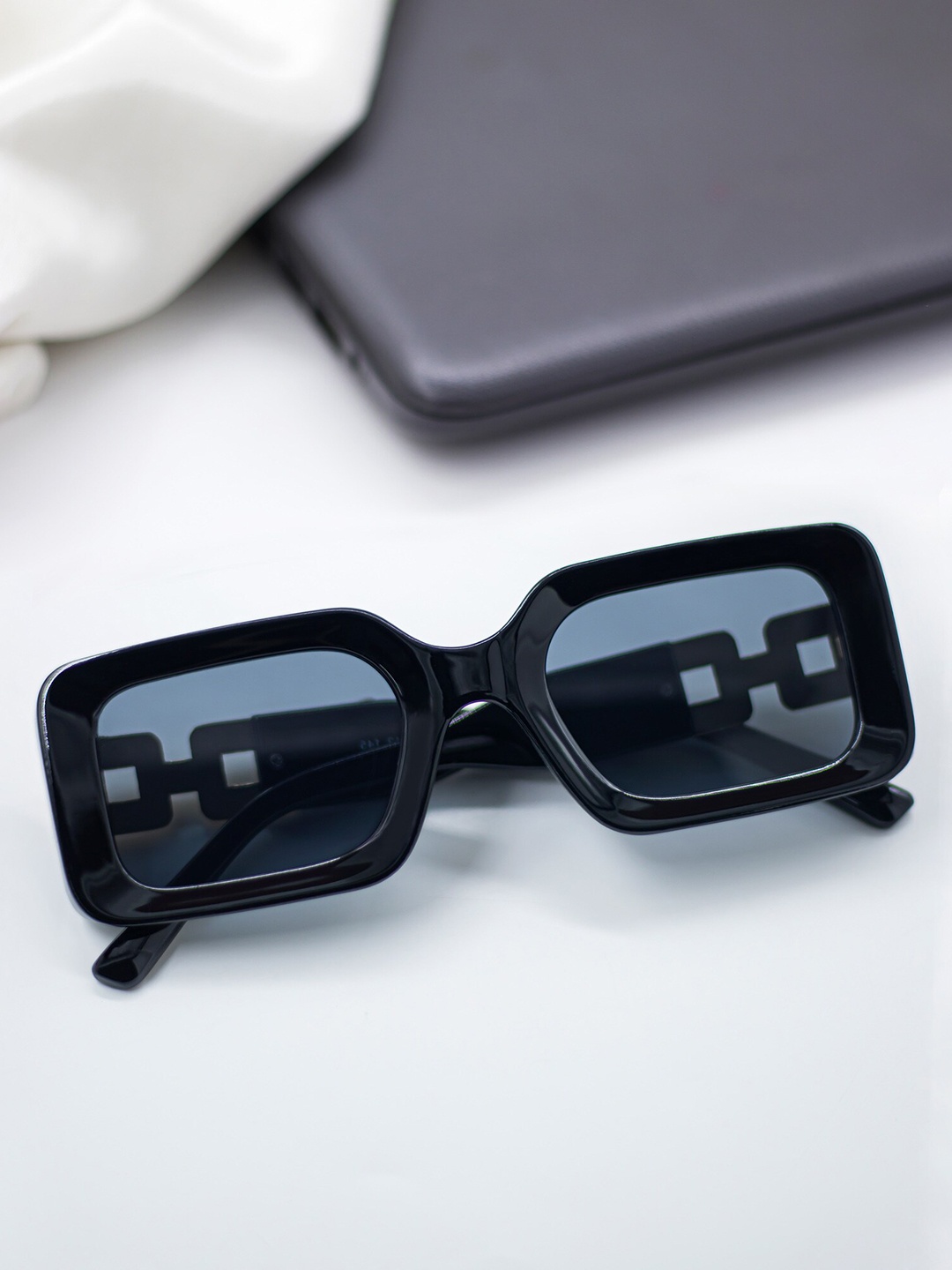 

Bellofox Unisex Grey Lens & Black Rectangle Sunglass BS2031-1122-Black