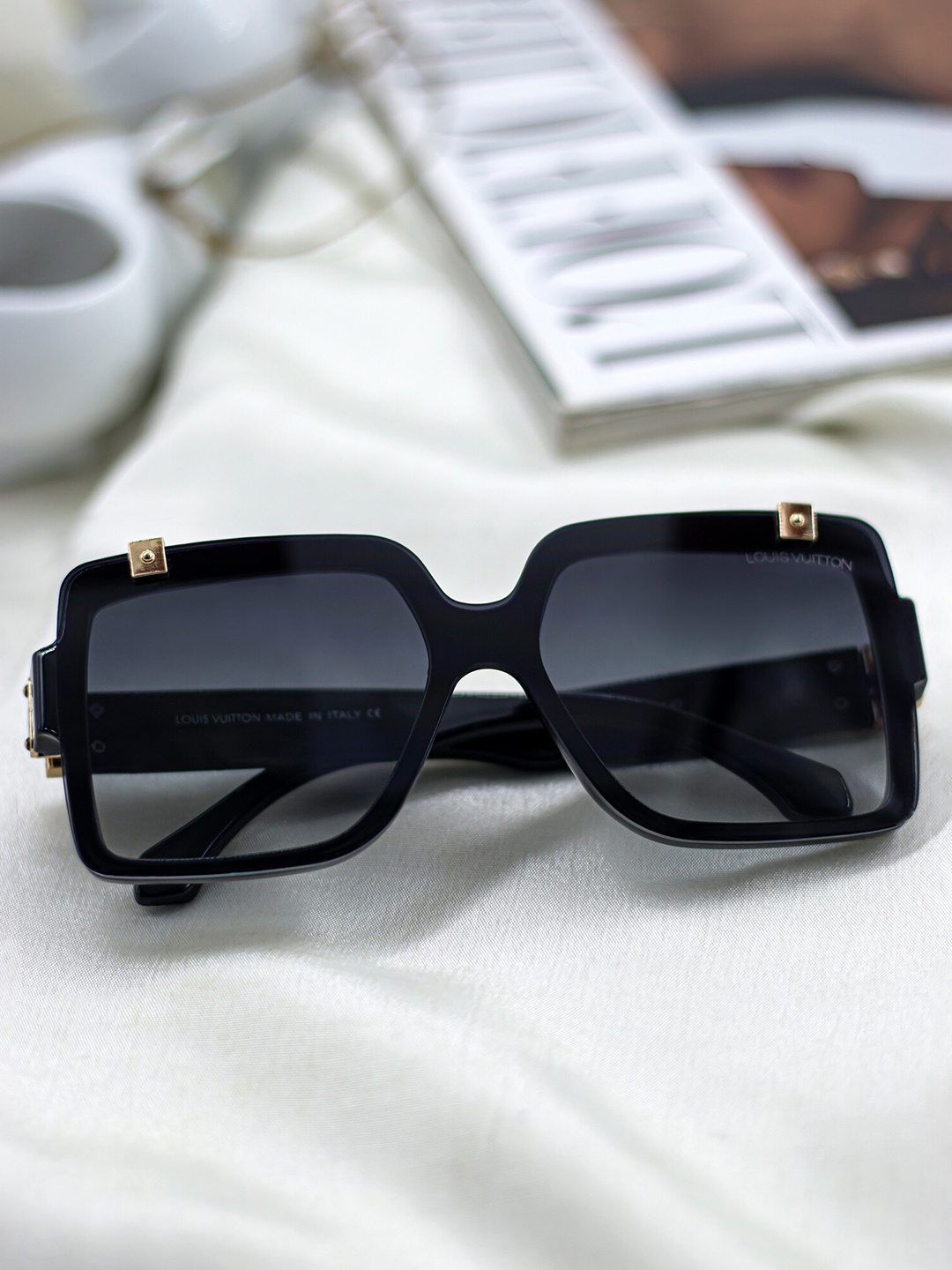 

Bellofox Unisex Grey Lens & Black Oversized Sunglass BS2063-1122-Black