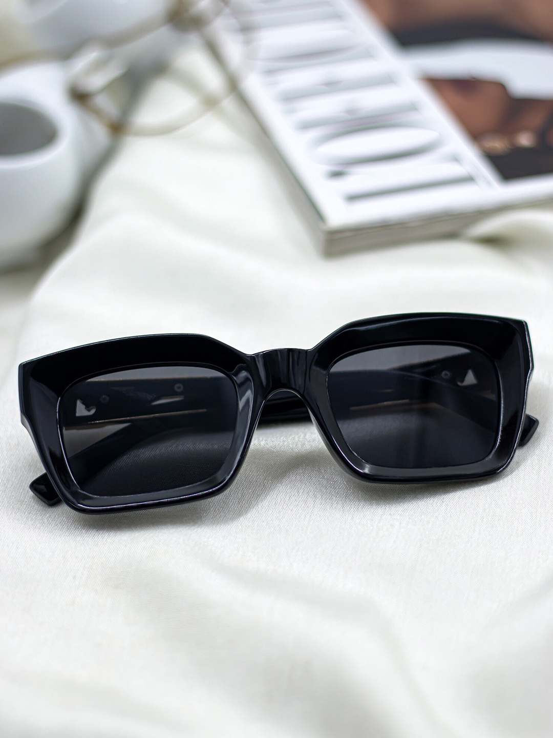 

Bellofox Unisex Grey Lens & Black Oversized Sunglass BS2051-1122-Black