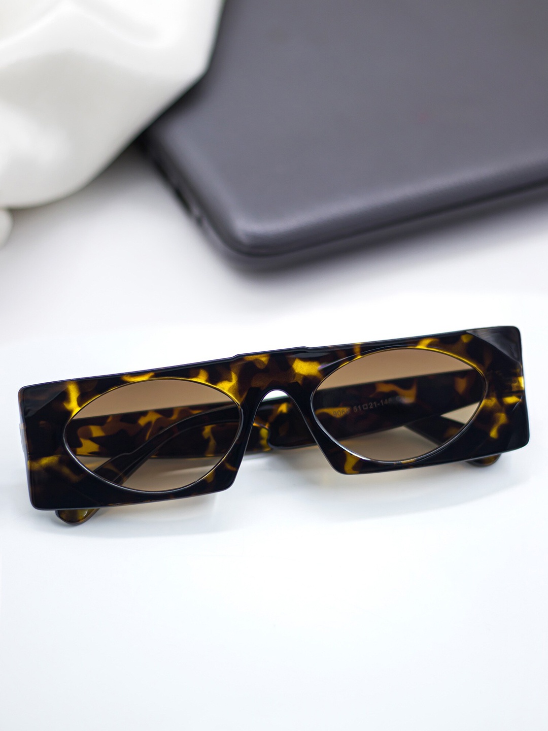 

Bellofox Unisex Yellow Lens & Brown Rectangle Sunglass BS1979-1122-Brown