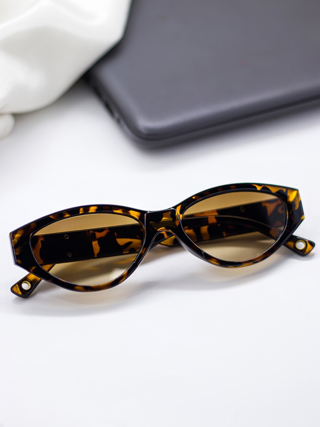 

Bellofox Unisex Brown Lens & Black Cateye Sunglass BS1993-1122-Brown