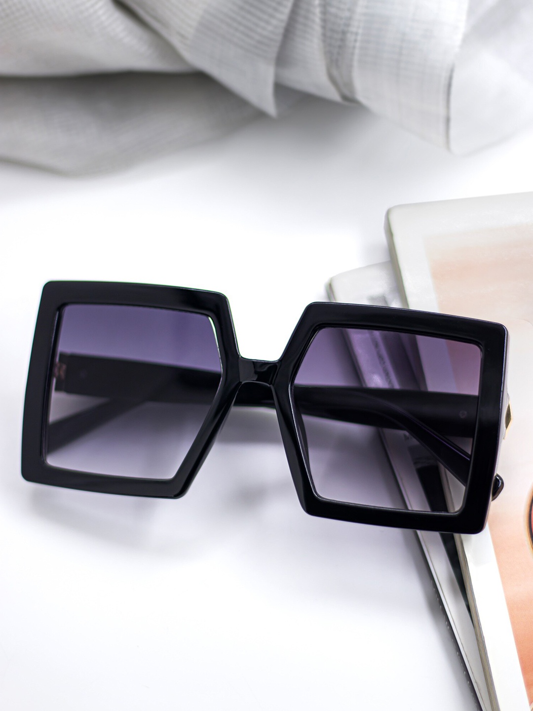

Bellofox Unisex Grey Lens & Black Oversized Sunglass BS2029-1122-Black