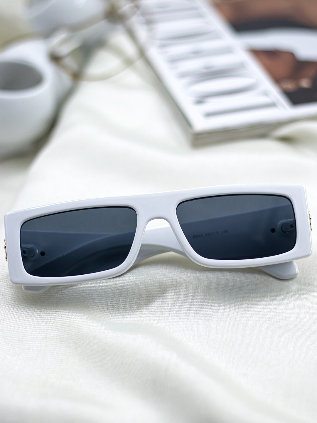 

Bellofox Unisex Grey Lens & White Rectangle Sunglass BS2067-1122-White