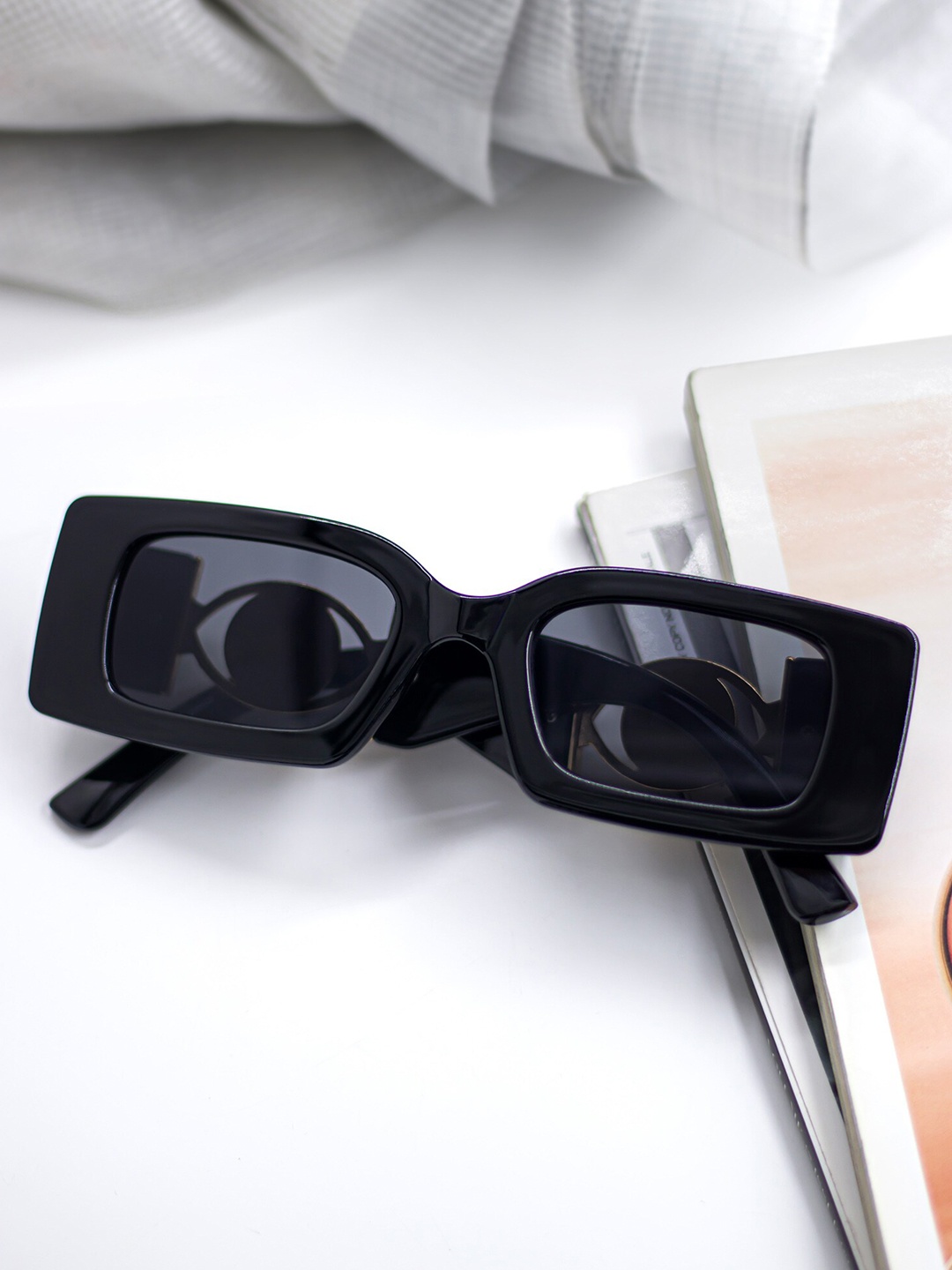 

Bellofox Unisex Grey Lens & Black Rectangle Sunglass BS2026-1122-Black