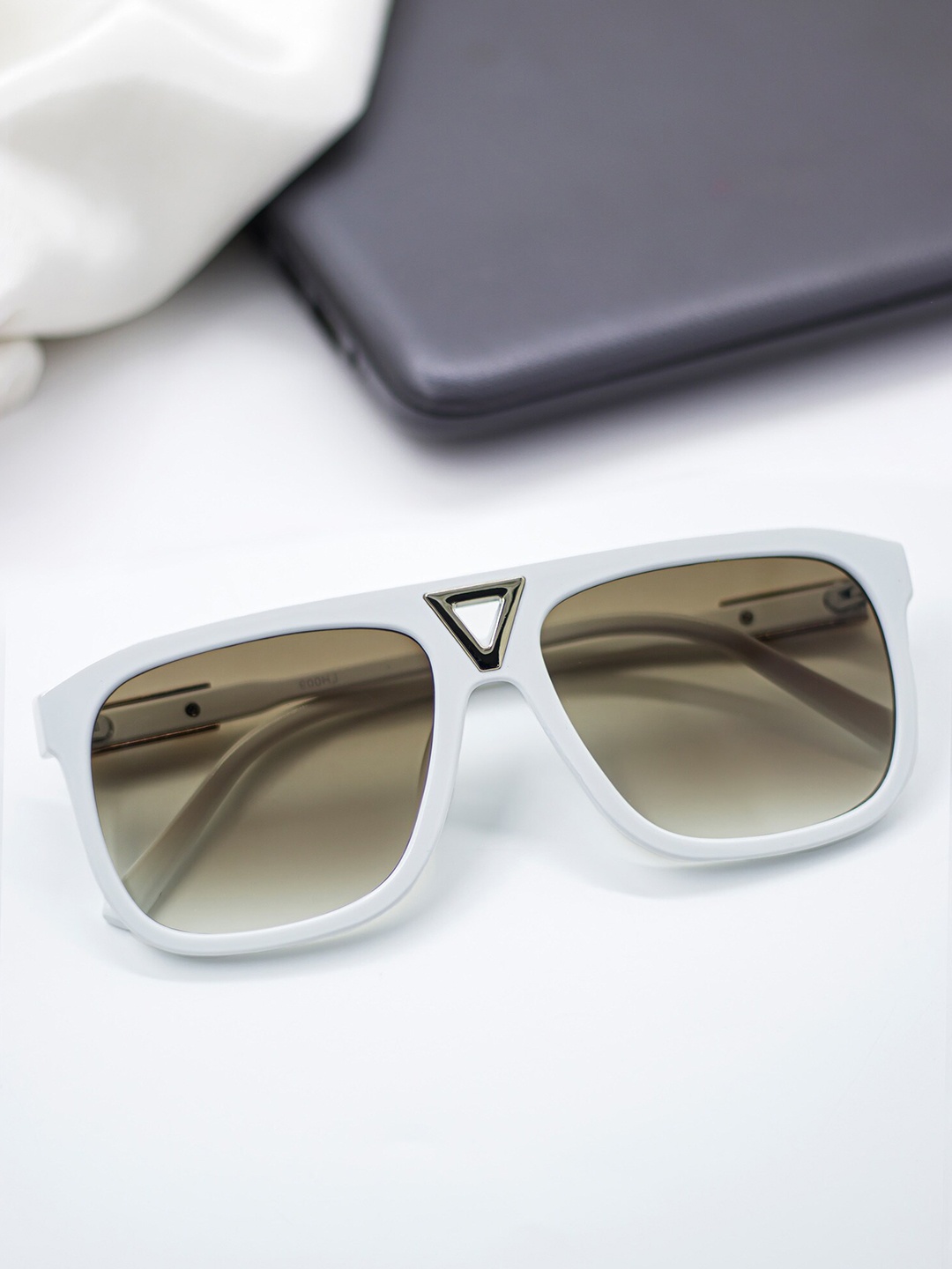 

Bellofox Unisex Brown Lens & White Wayfarer Sunglass BS2035-1122-White
