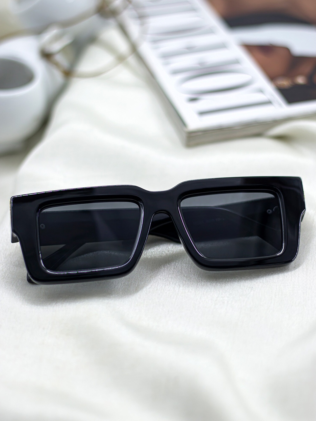 

Bellofox Unisex Grey Lens & Black Square Sunglass BS2046-1122-Black